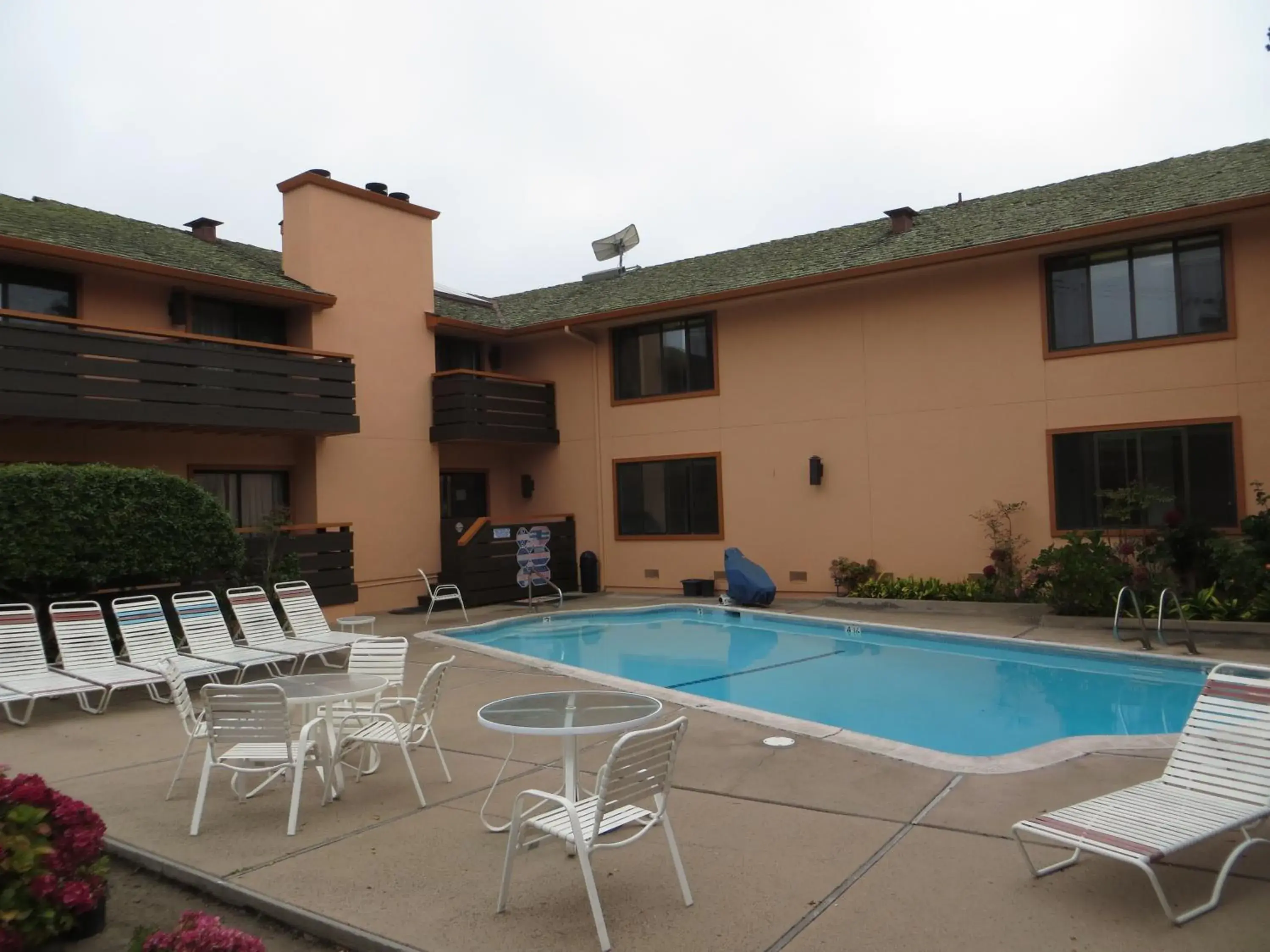 Swimming pool in The Monarch Resort Swimming pool in The Monarch Resort