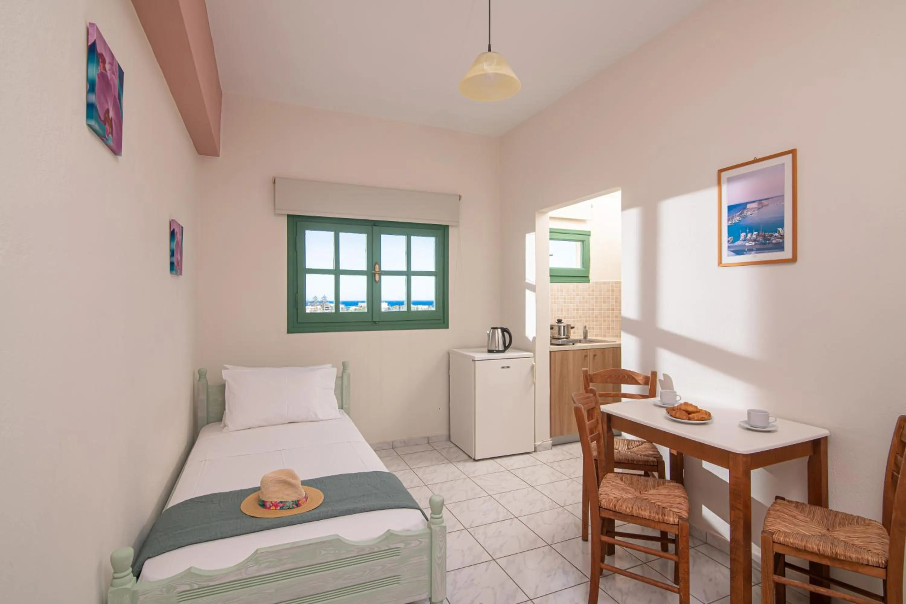 Kitchen or kitchenette, Bed in Portokali Apartments