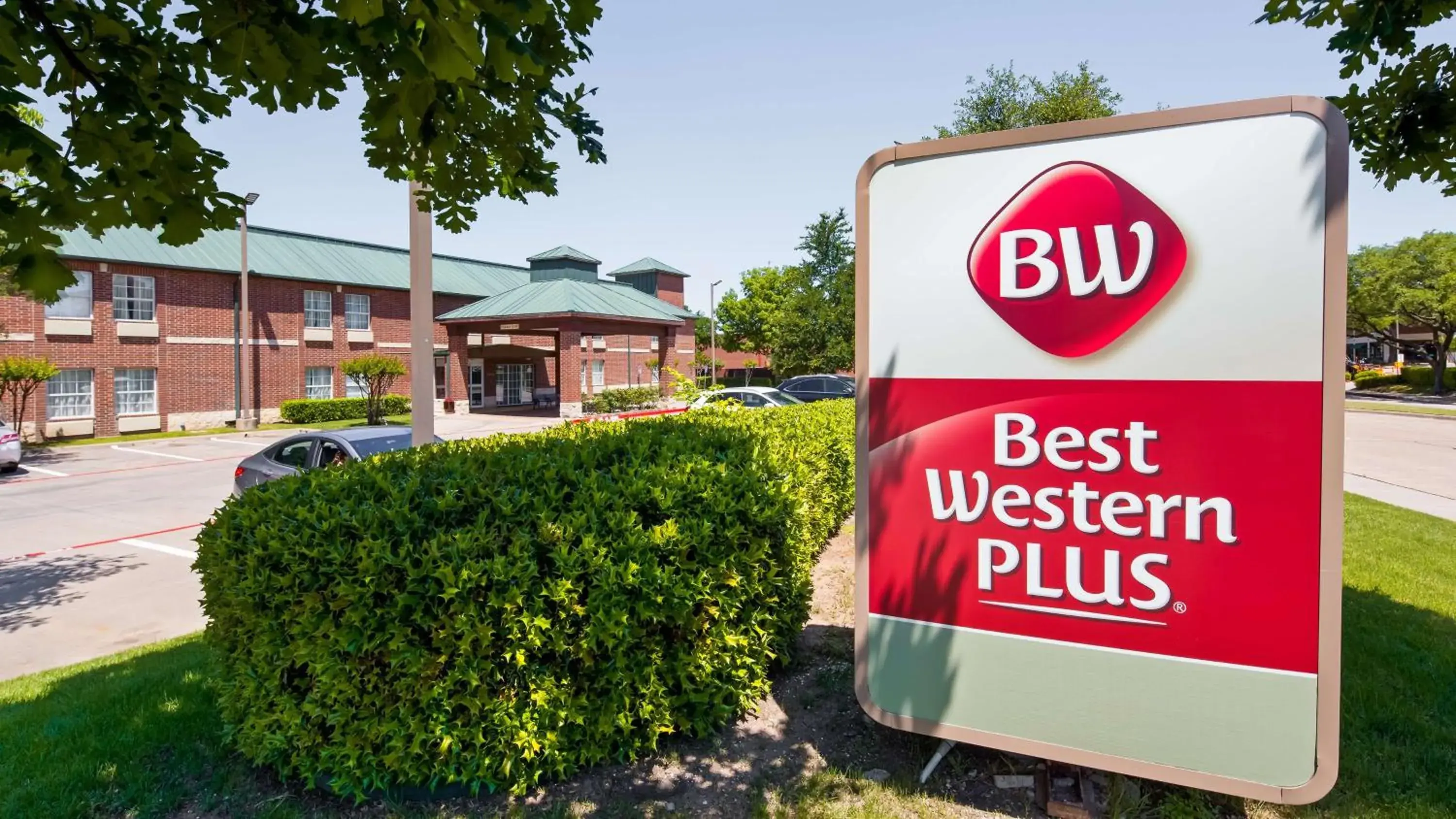 Property building in Best Western Plus Addison/Dallas Hotel Property building in Best Western Plus Addison/Dallas Hotel