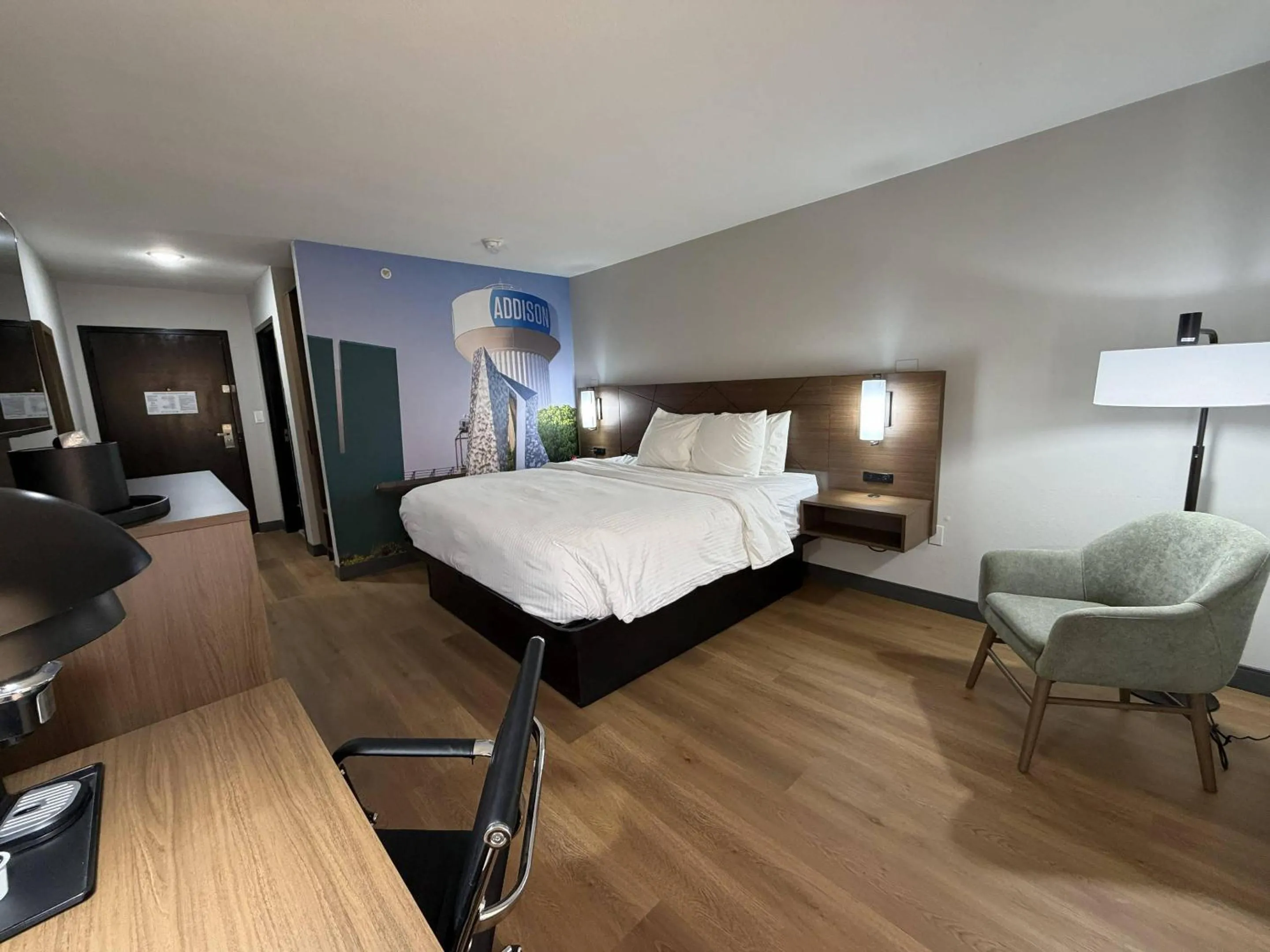 Bedroom, Bed in Clarion Pointe Addison - Dallas North