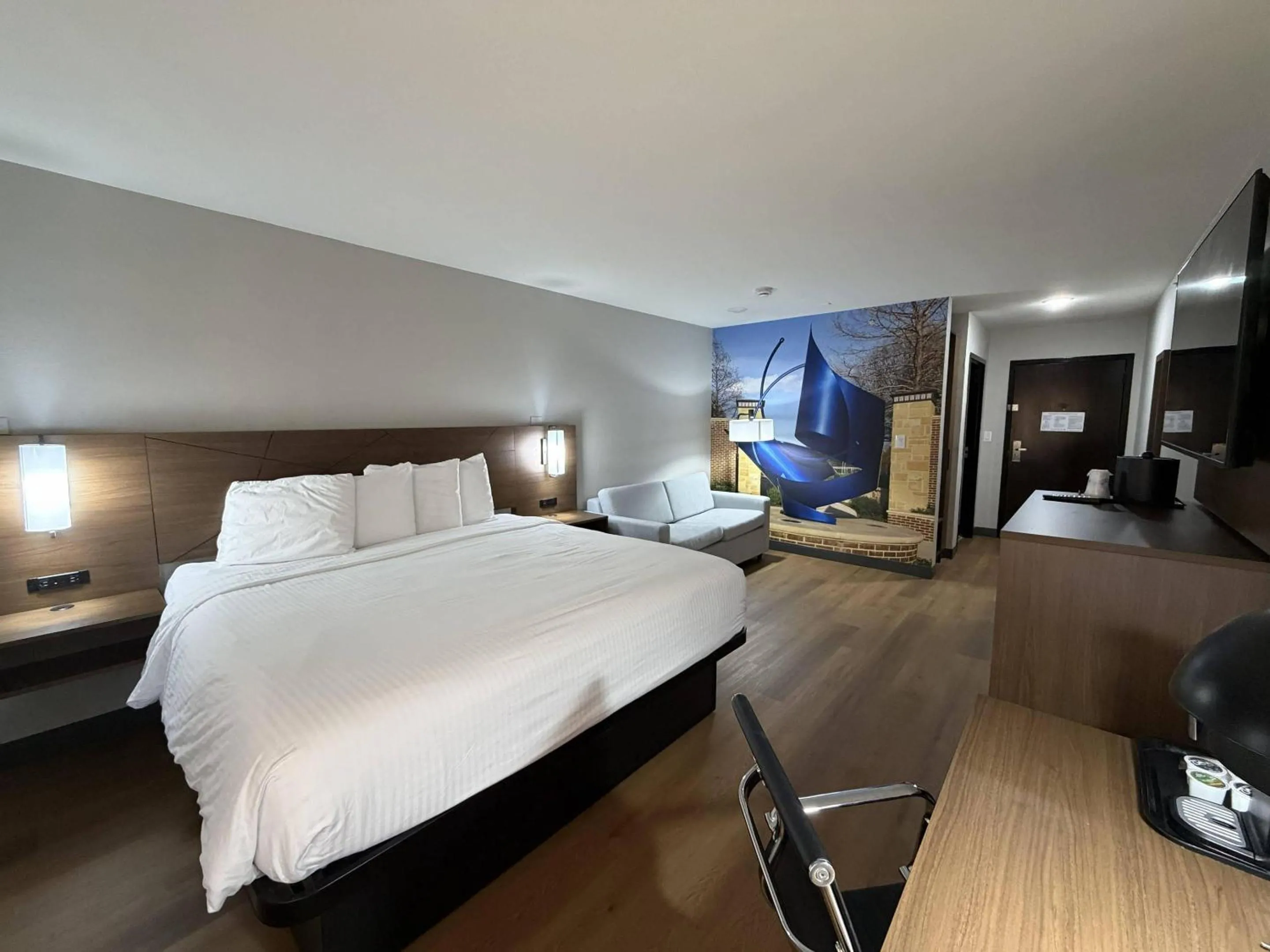 Bedroom, Bed in Clarion Pointe Addison - Dallas North