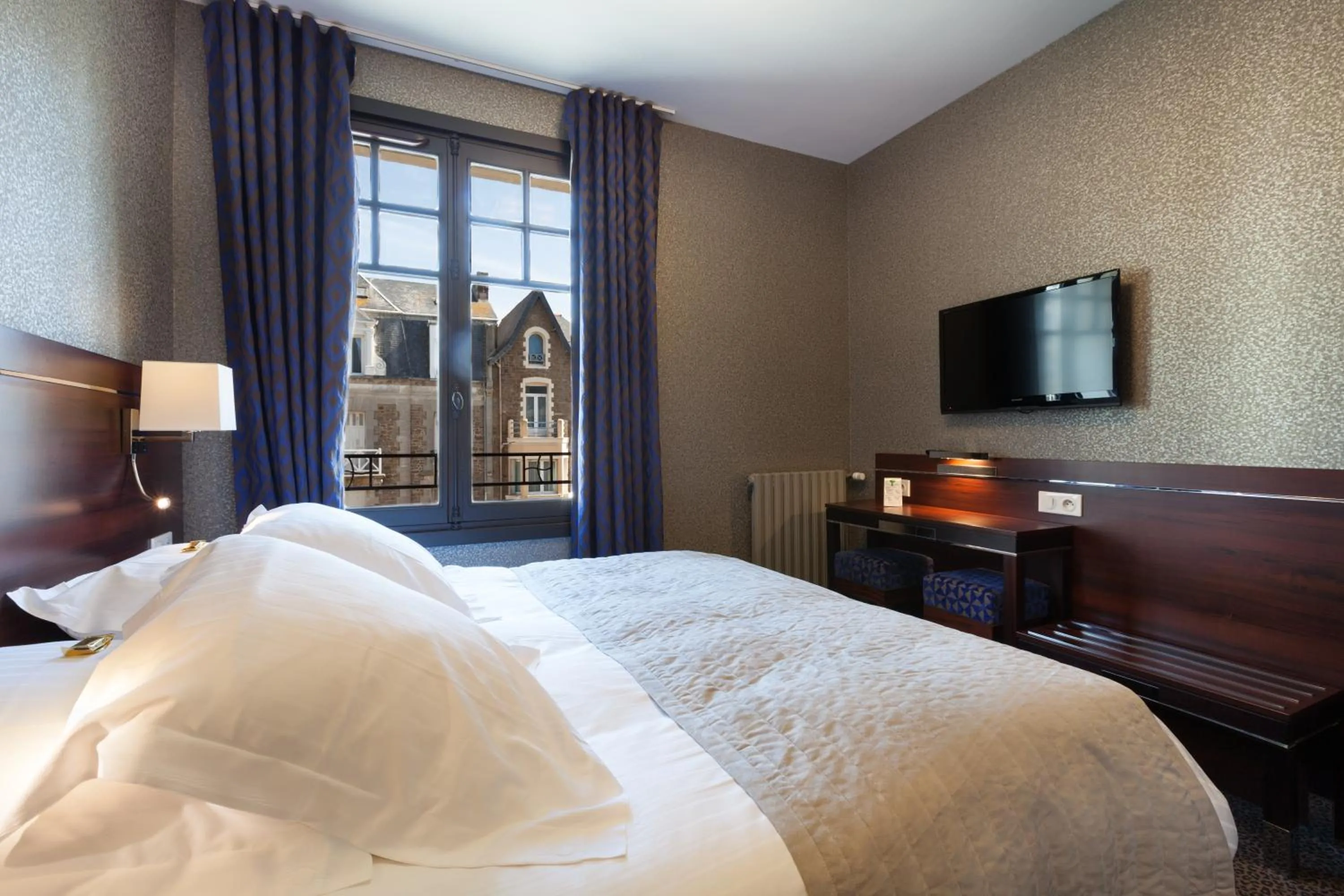 Bedroom, Bed in Ambassadeurs Logis Hotel