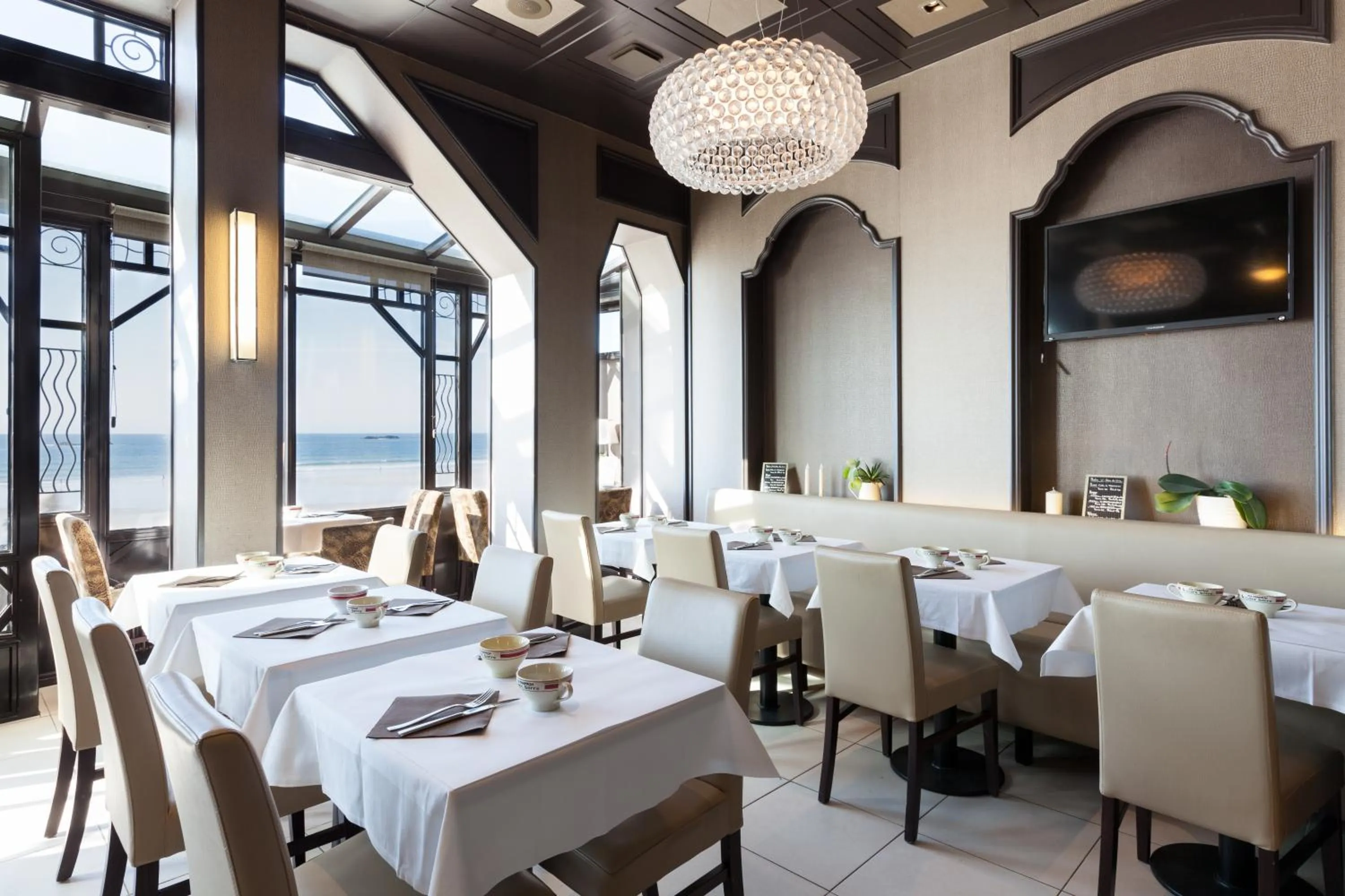 Restaurant/places to eat in Ambassadeurs Logis Hotel