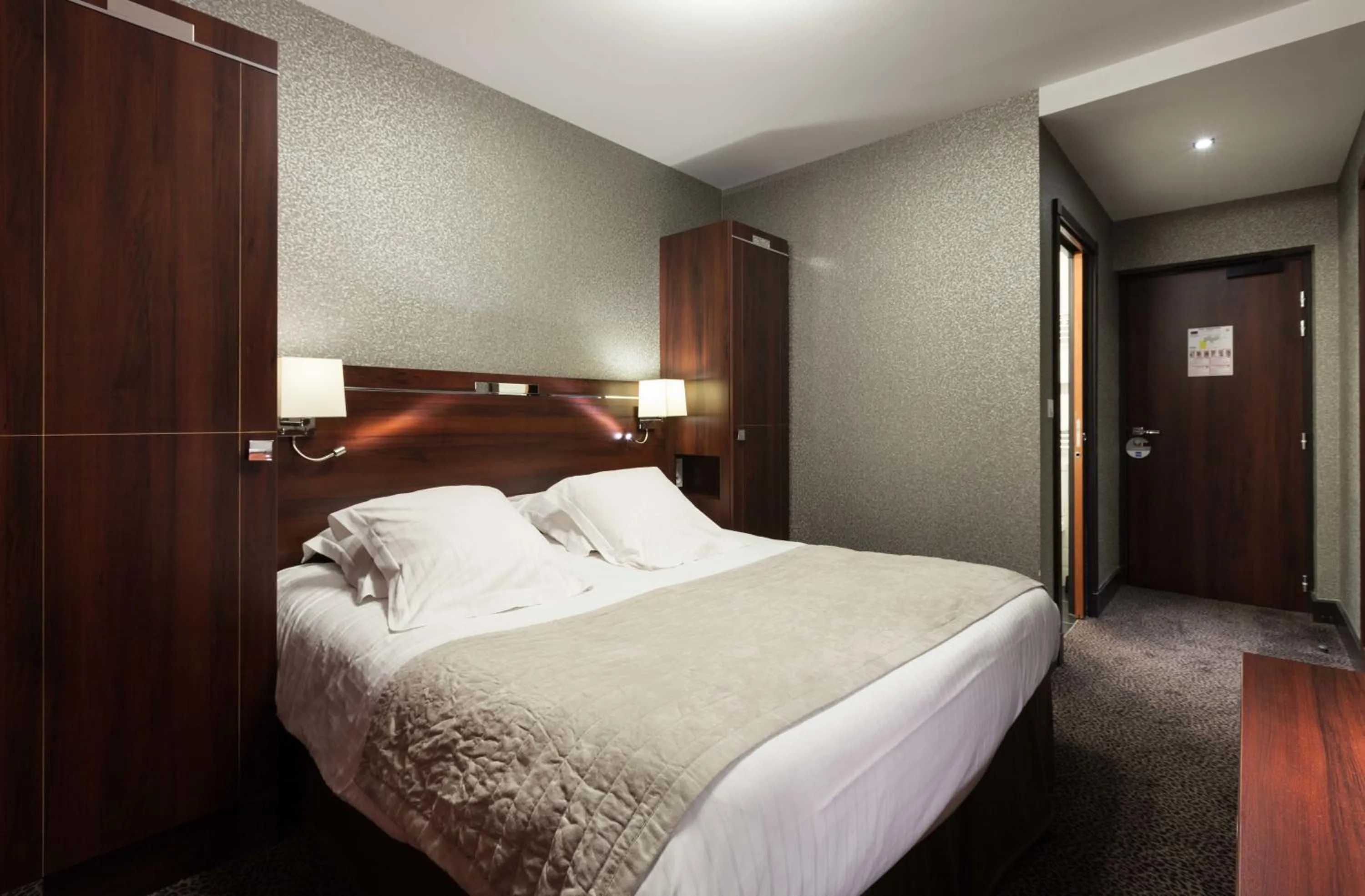 Bed in Ambassadeurs Logis Hotel