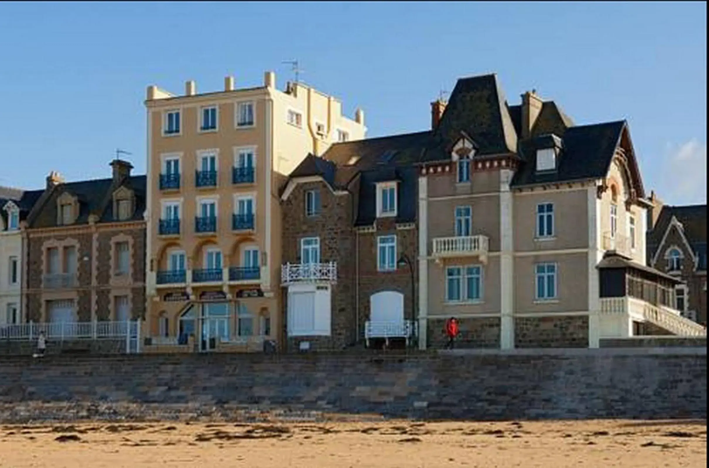 Facade/entrance in Ambassadeurs Logis Hotel Facade/entrance in Ambassadeurs Logis Hotel
