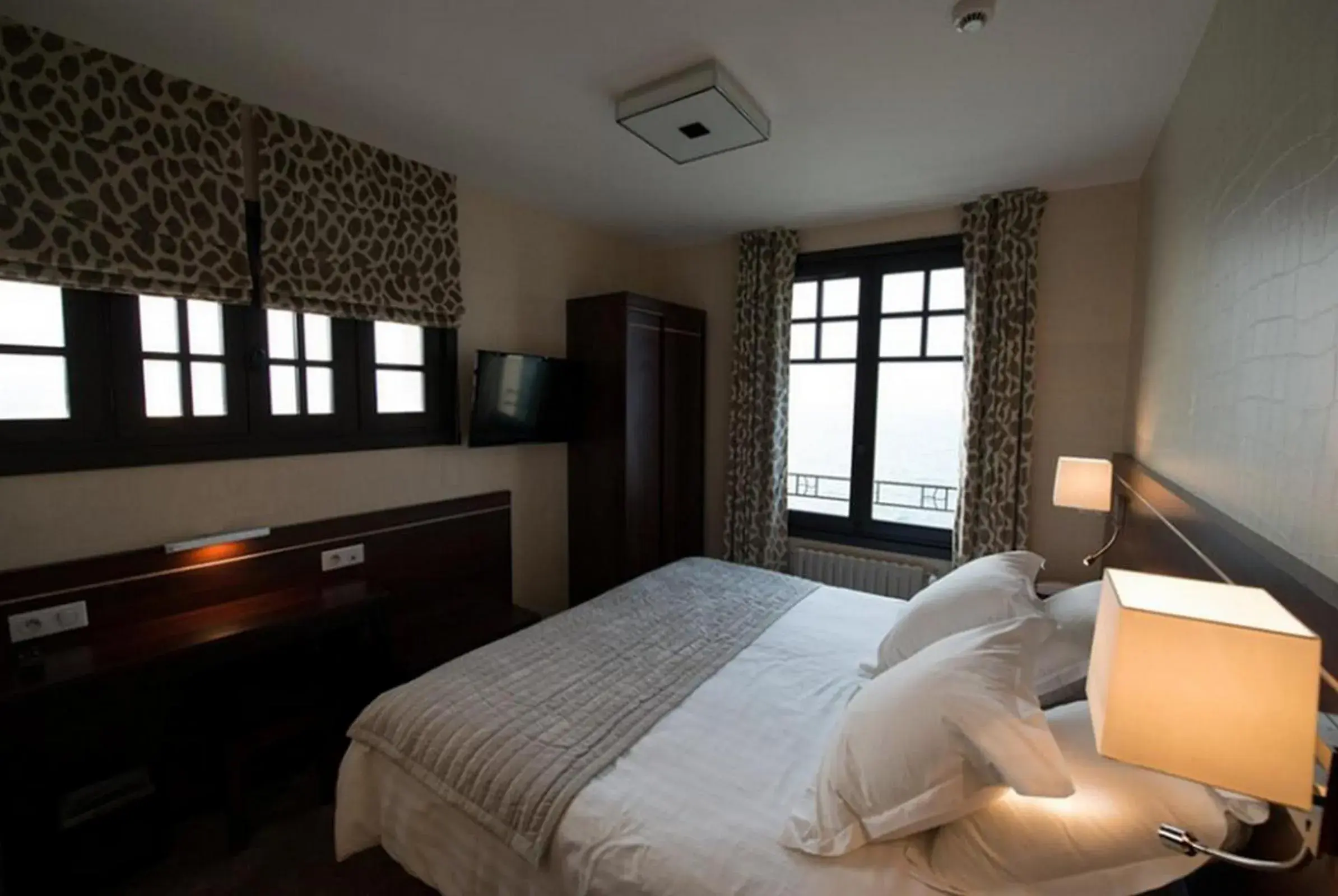 Photo of the whole room, Bed in Ambassadeurs Logis Hotel Photo of the whole room, Bed in Ambassadeurs Logis Hotel