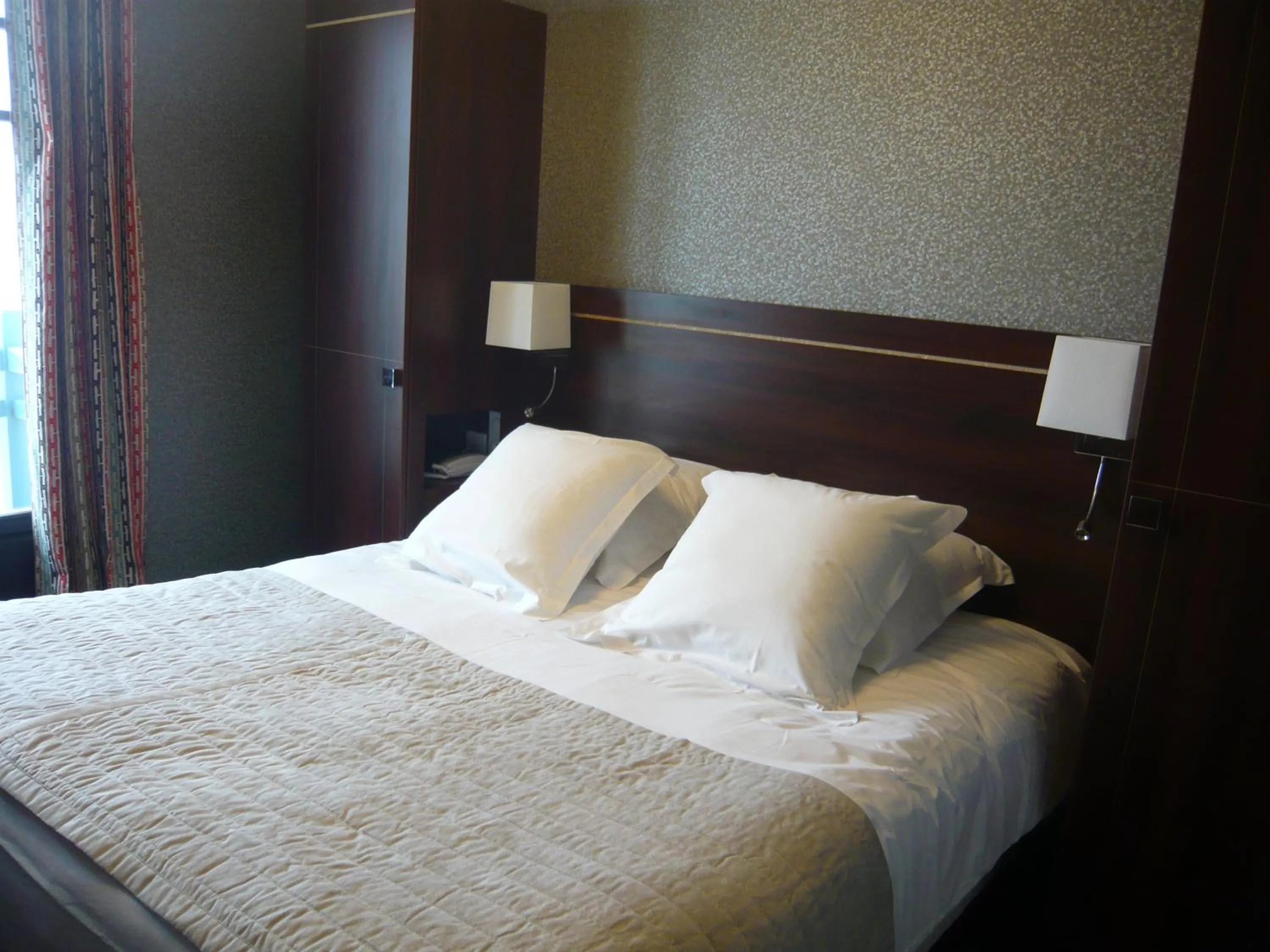 Photo of the whole room, Bed in Ambassadeurs Logis Hotel