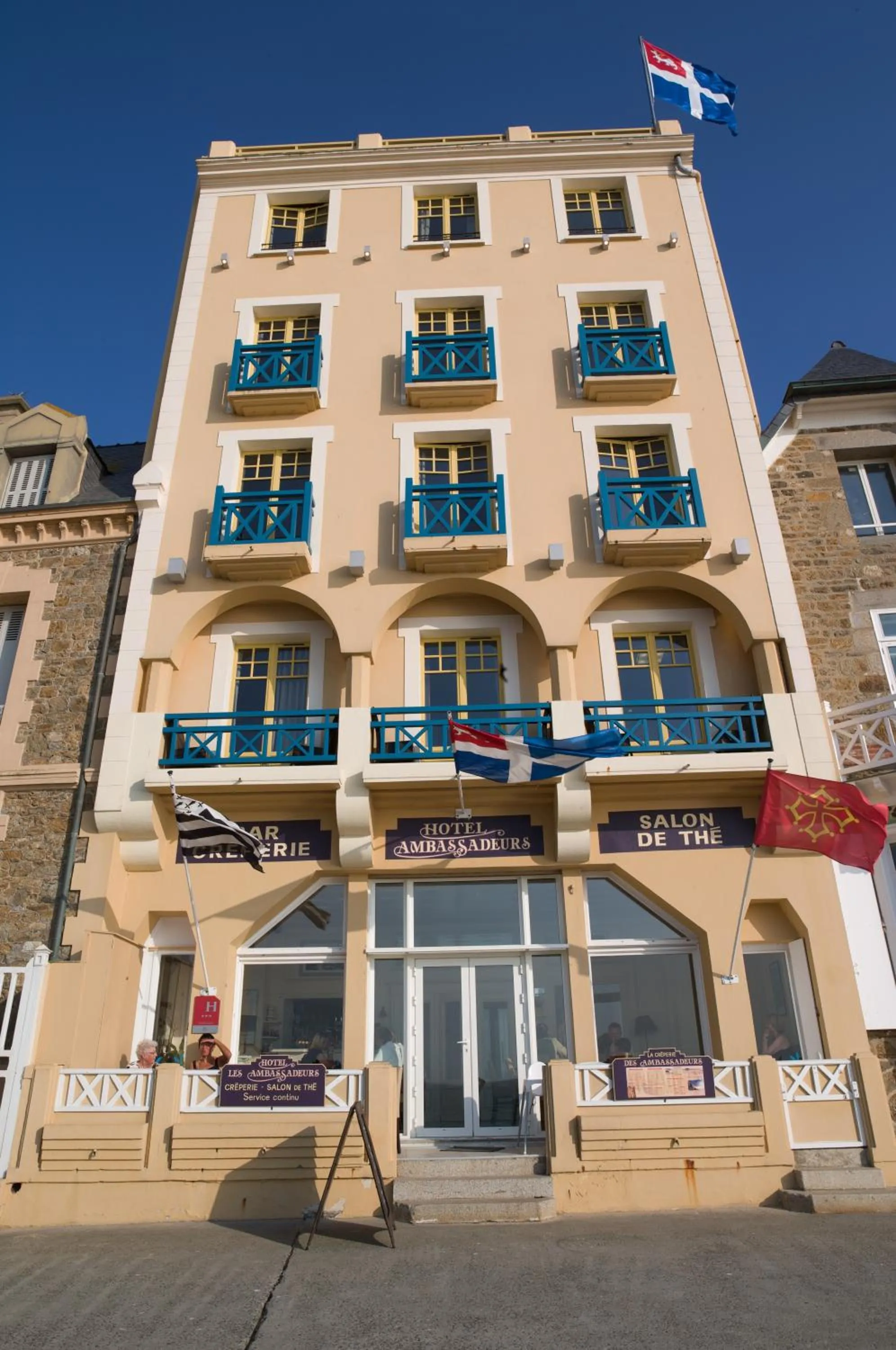 Facade/entrance in Ambassadeurs Logis Hotel