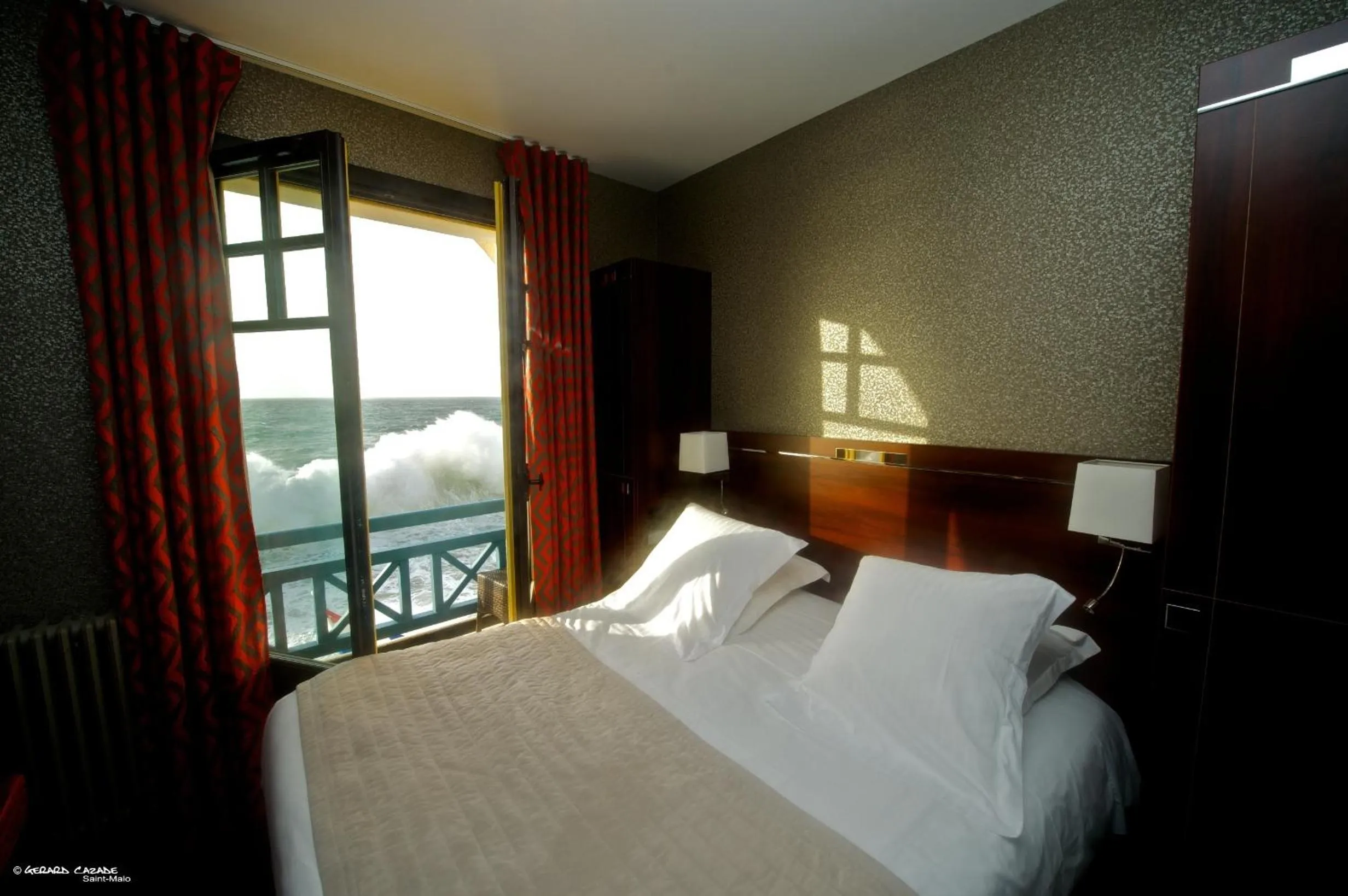 Bed in Ambassadeurs Logis Hotel