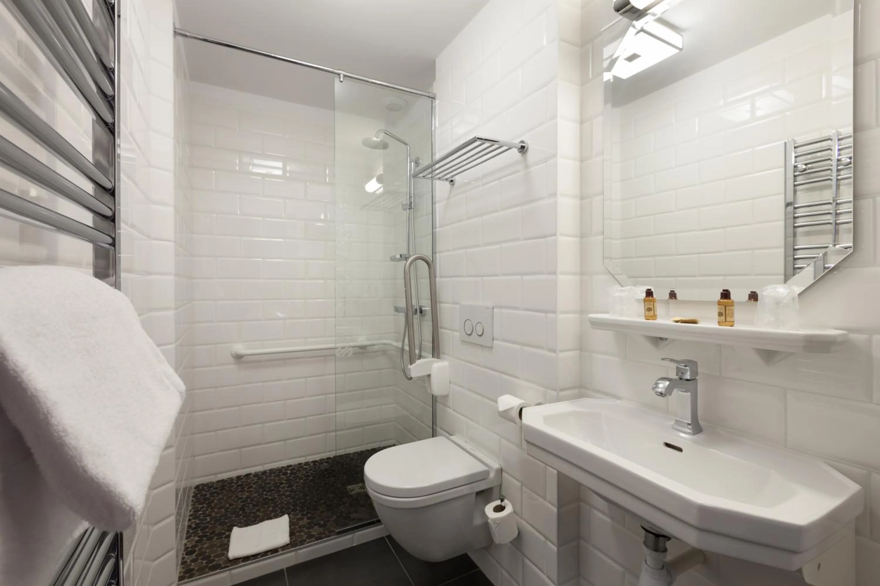 Shower in Ambassadeurs Logis Hotel