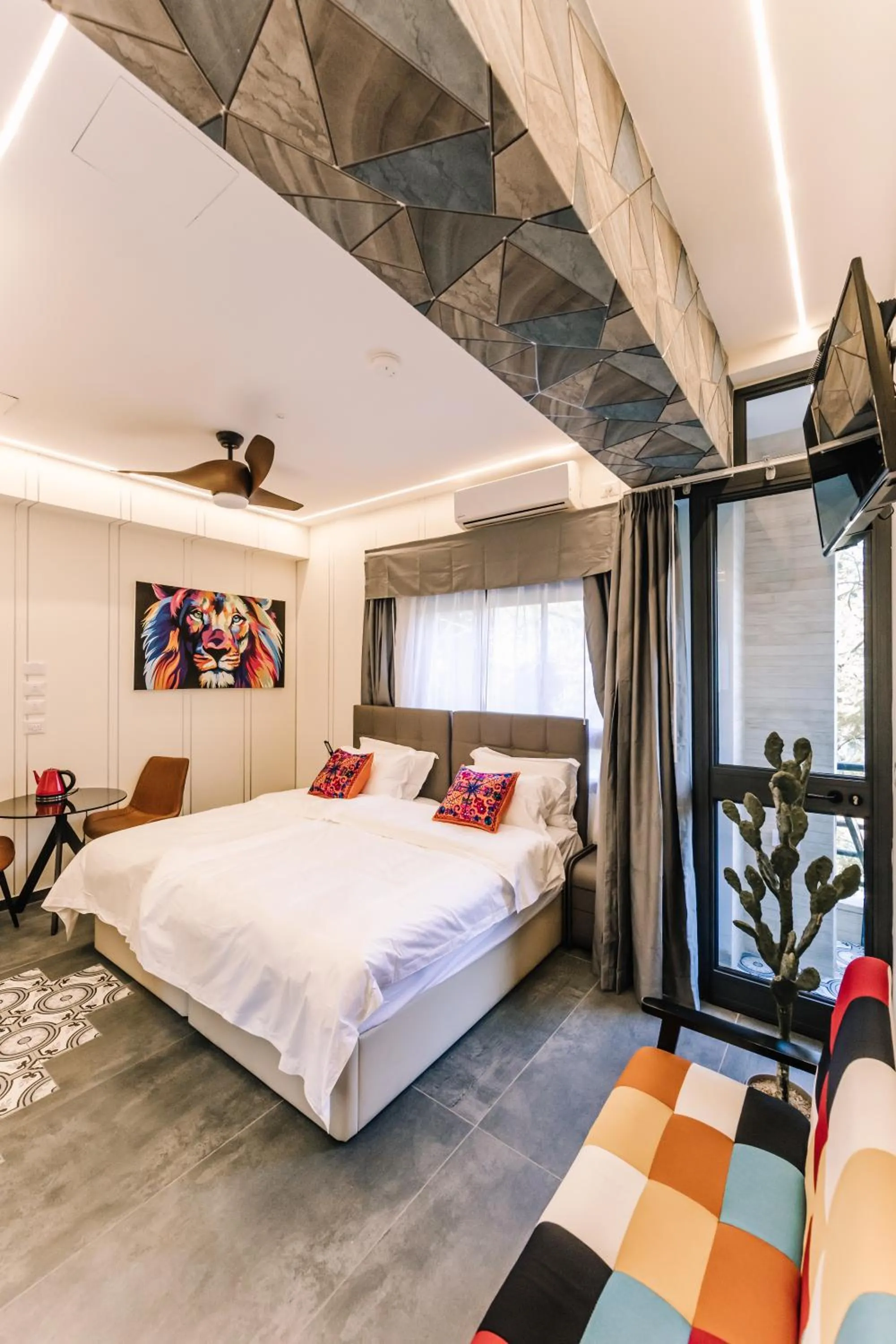 Photo of the whole room, Bed in King's Rooftop Studios