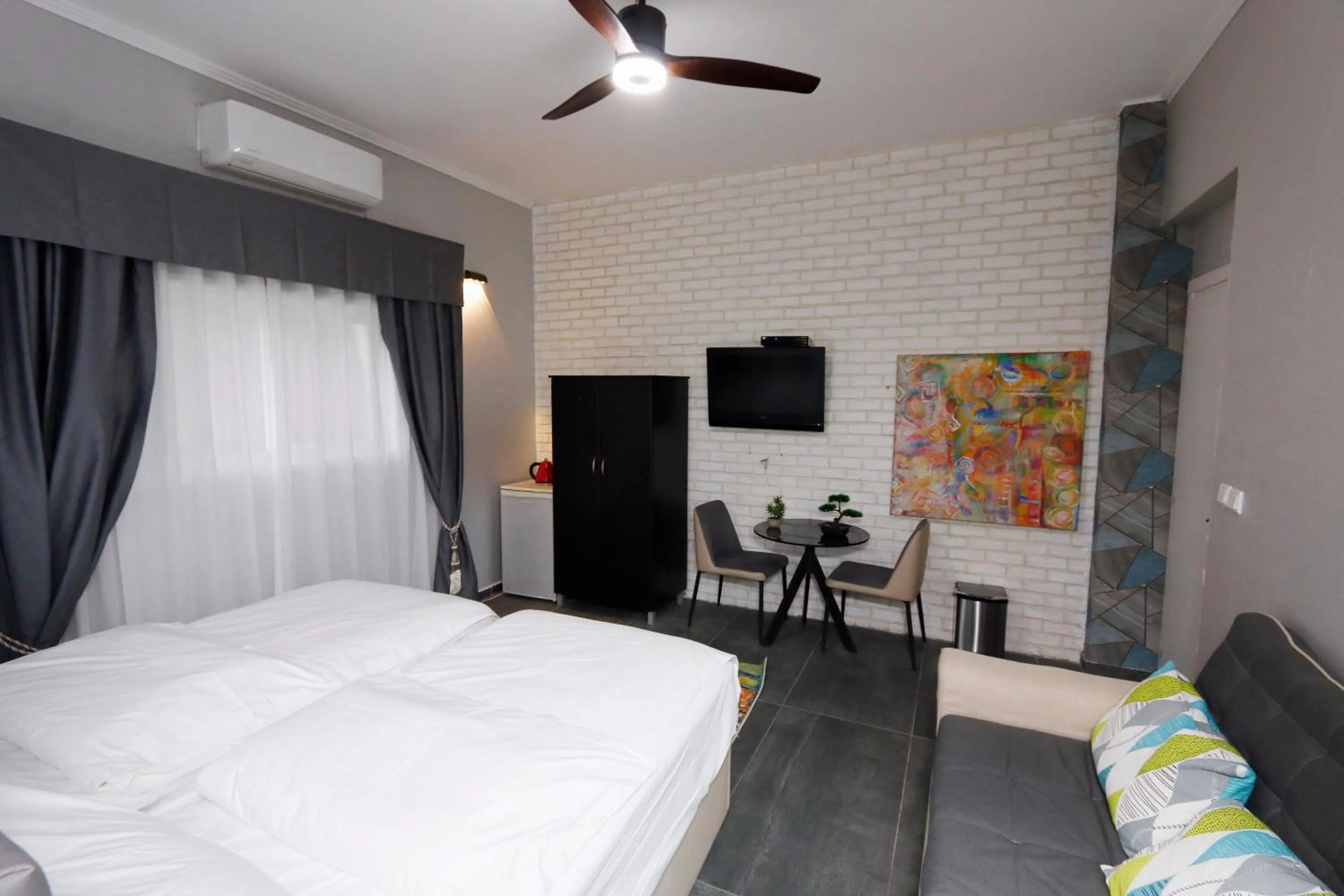 Photo of the whole room, Bed in King's Rooftop Studios