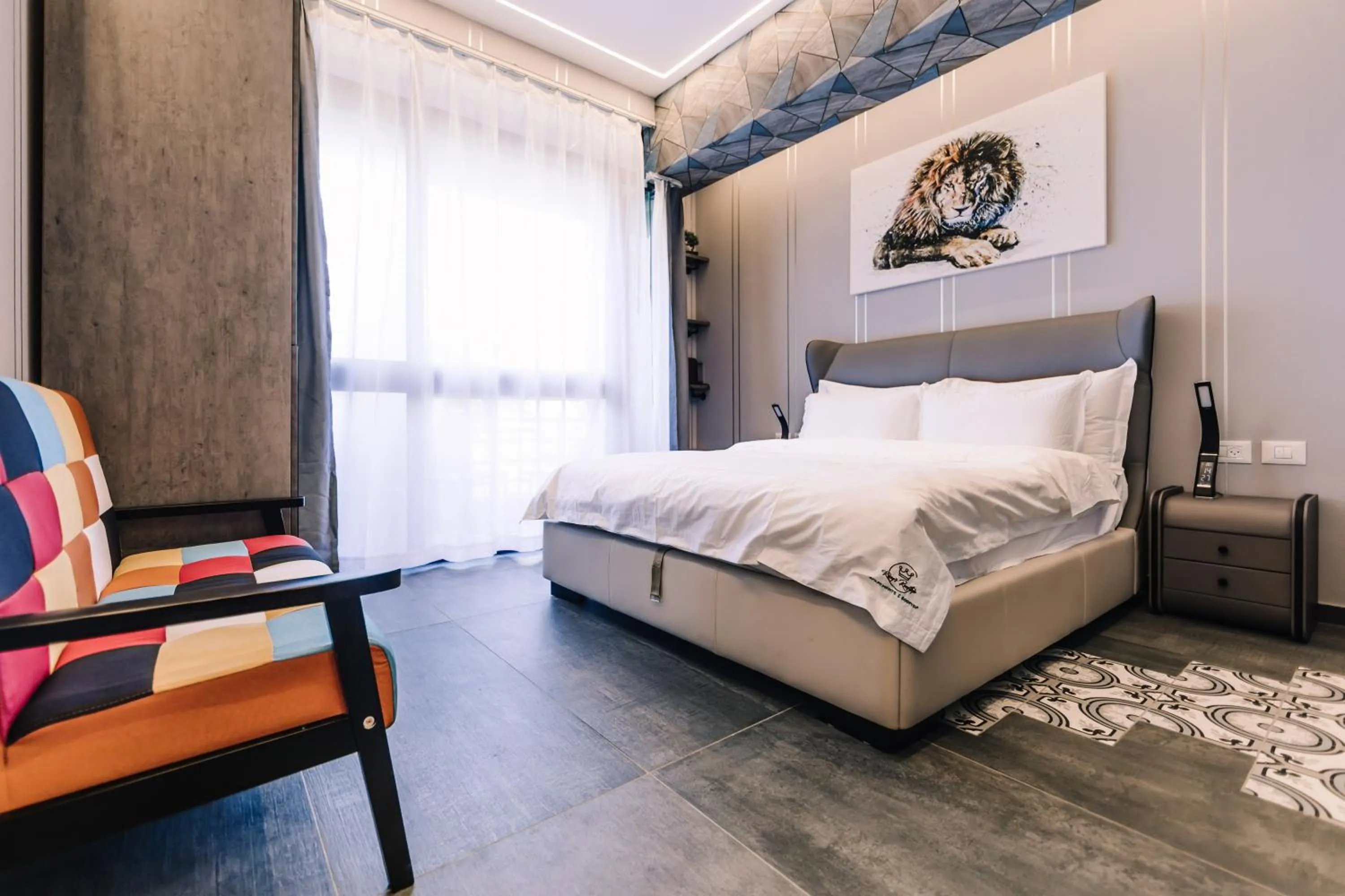 Photo of the whole room, Bed in King's Rooftop Studios