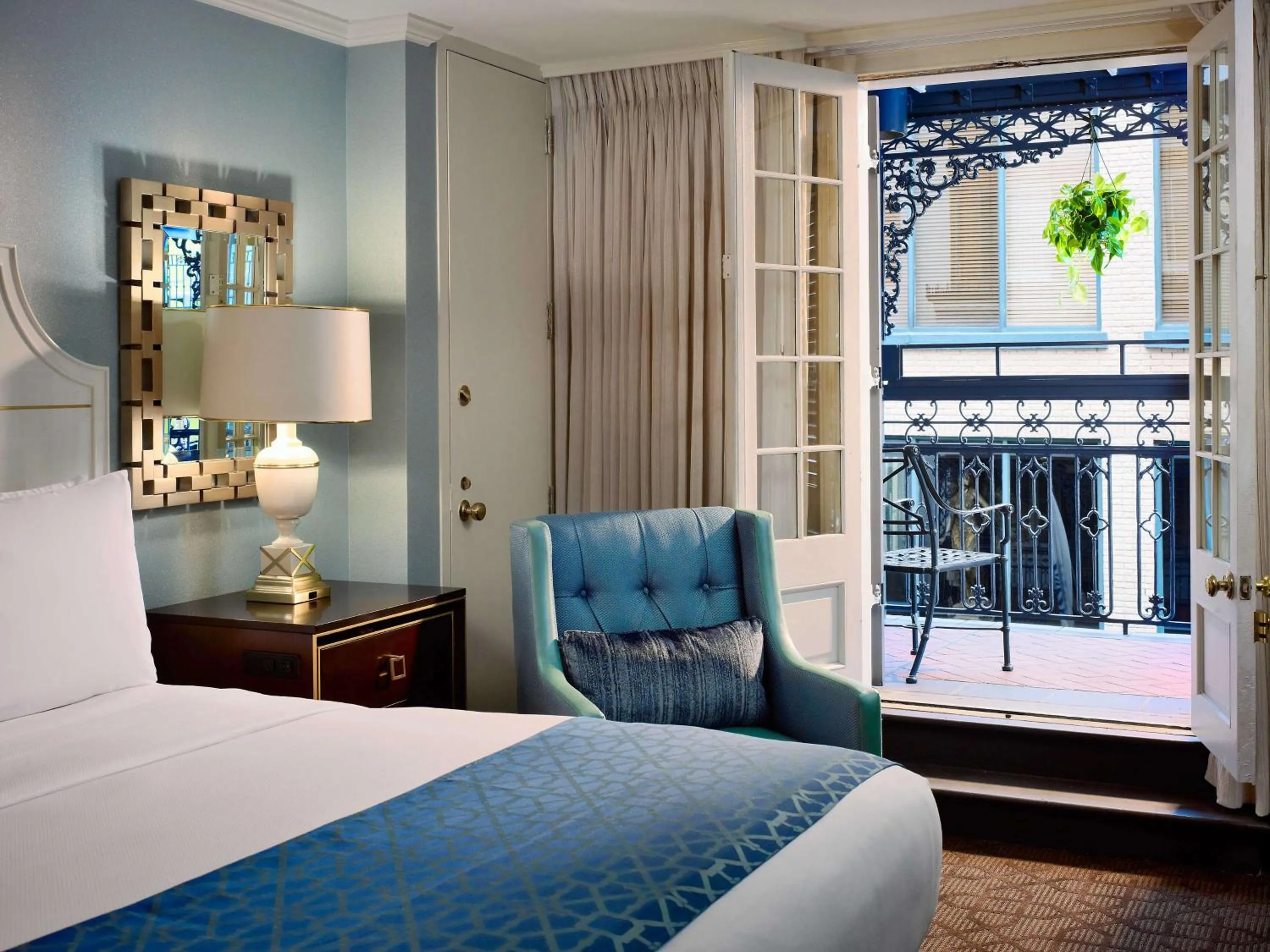 View (from property/room), Bed in The Royal Sonesta New Orleans