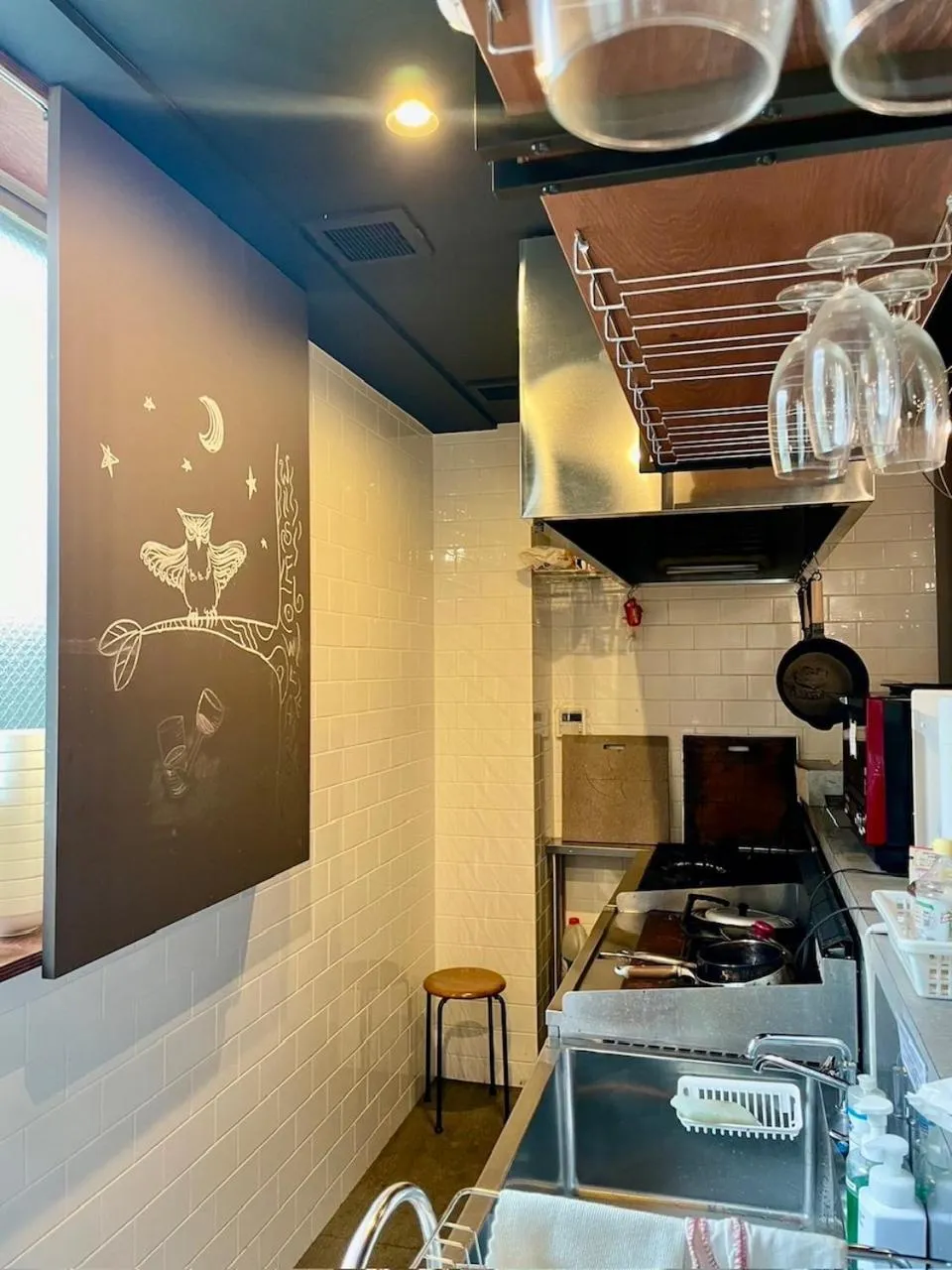 Communal kitchen in Wise Owl Hostels Kyoto