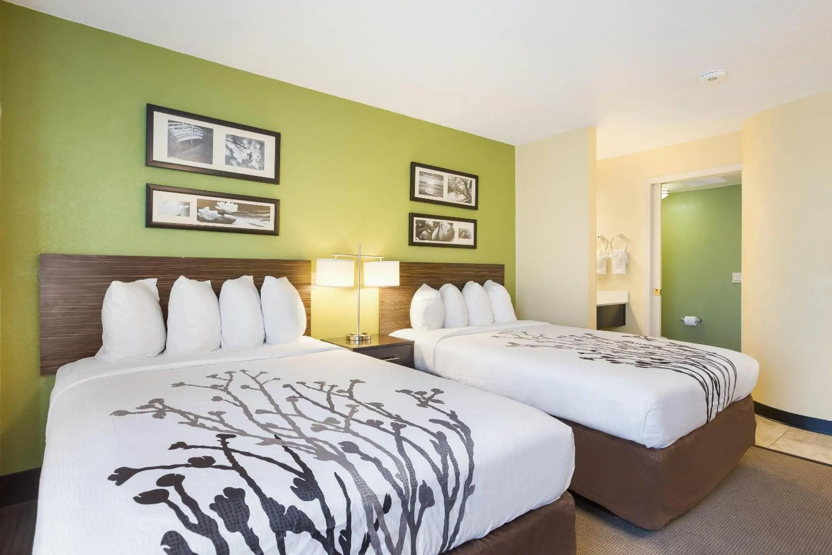 Bedroom, Bed in Sleep Inn & Suites Grand Rapids Southeast - Kentwood Bedroom, Bed in Sleep Inn & Suites Grand Rapids Southeast - Kentwood