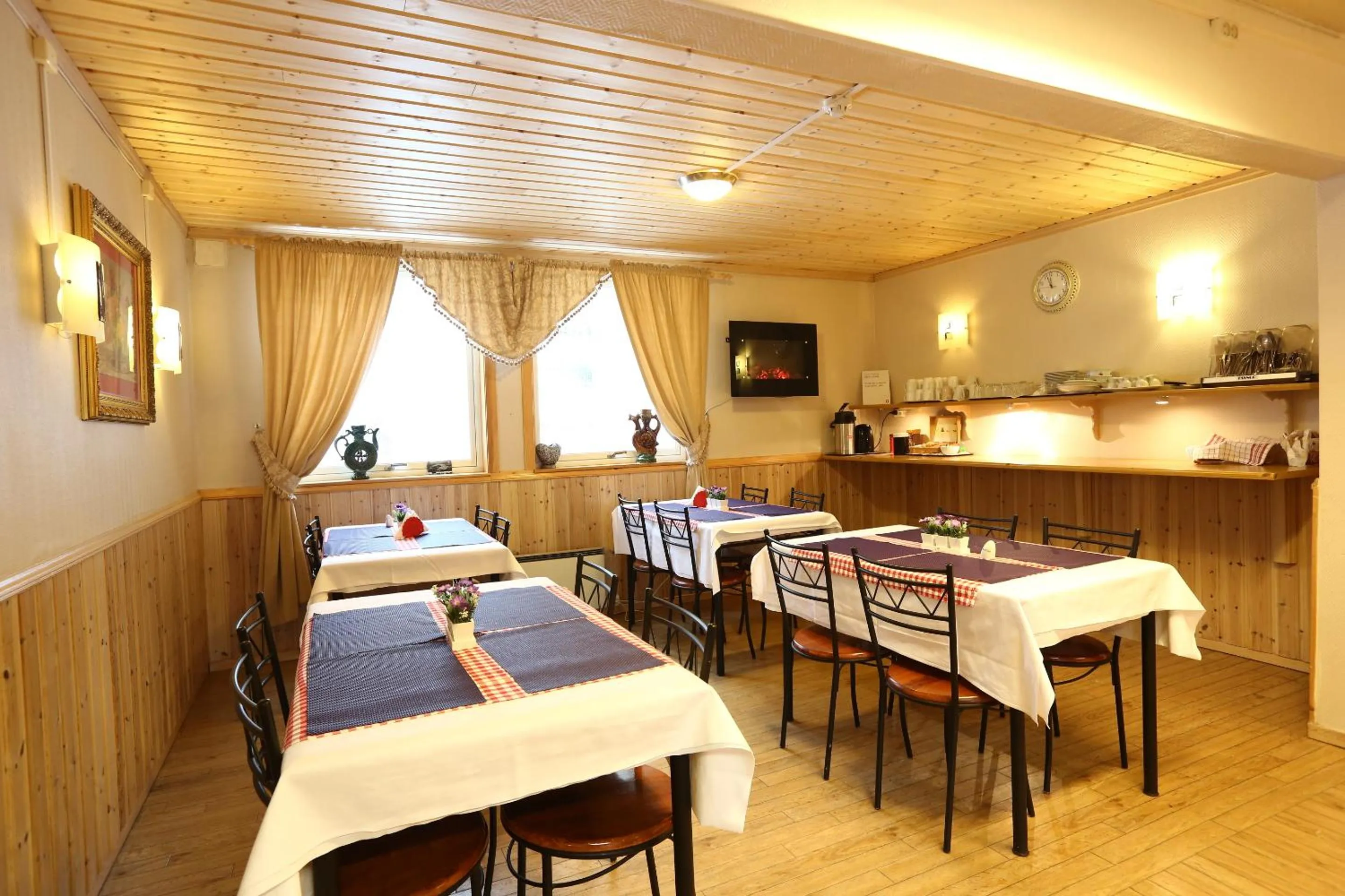 Restaurant/places to eat in Barents Hotell