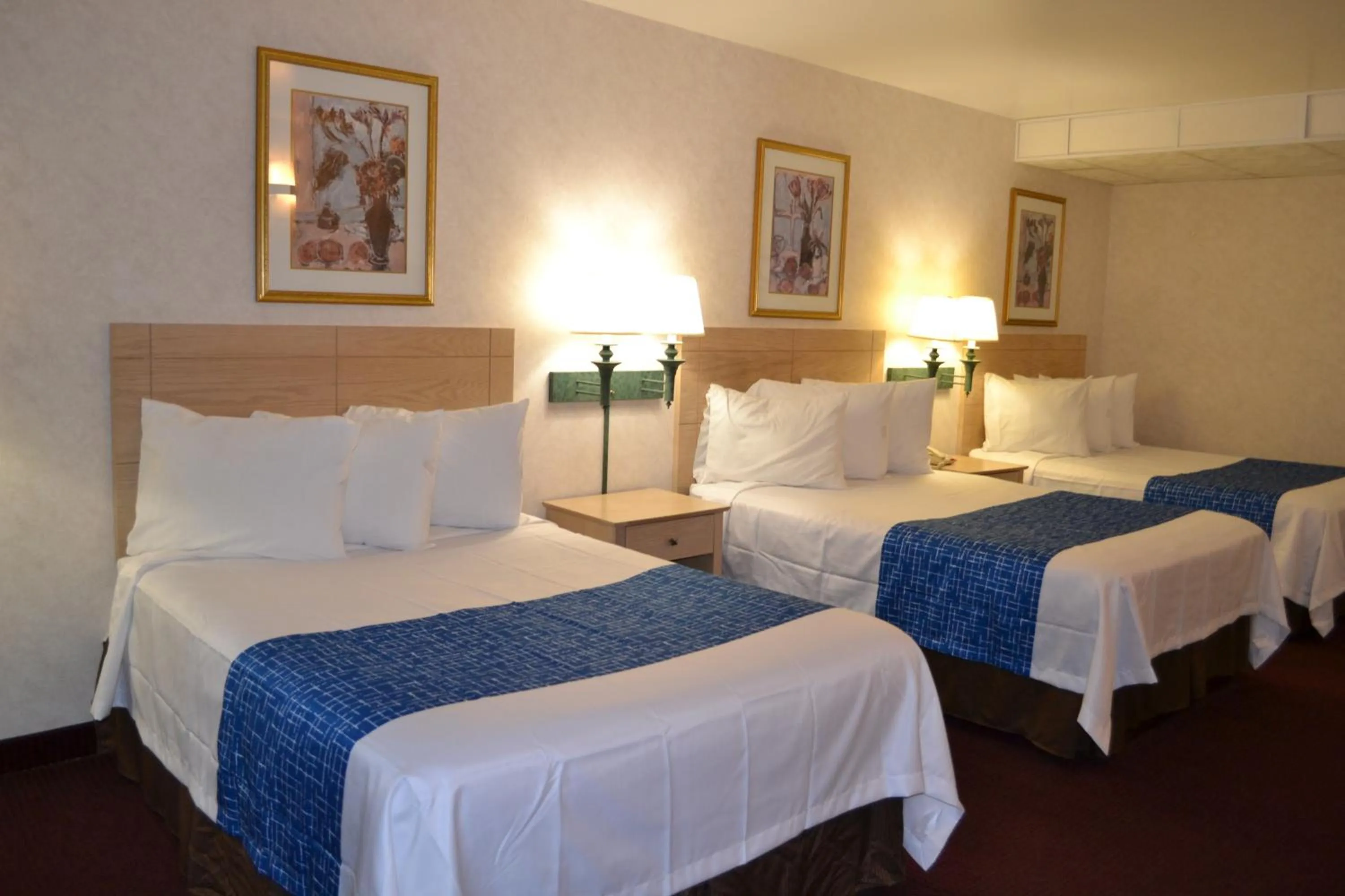 Photo of the whole room, Bed in Travelodge by Wyndham Niagara Falls - New York