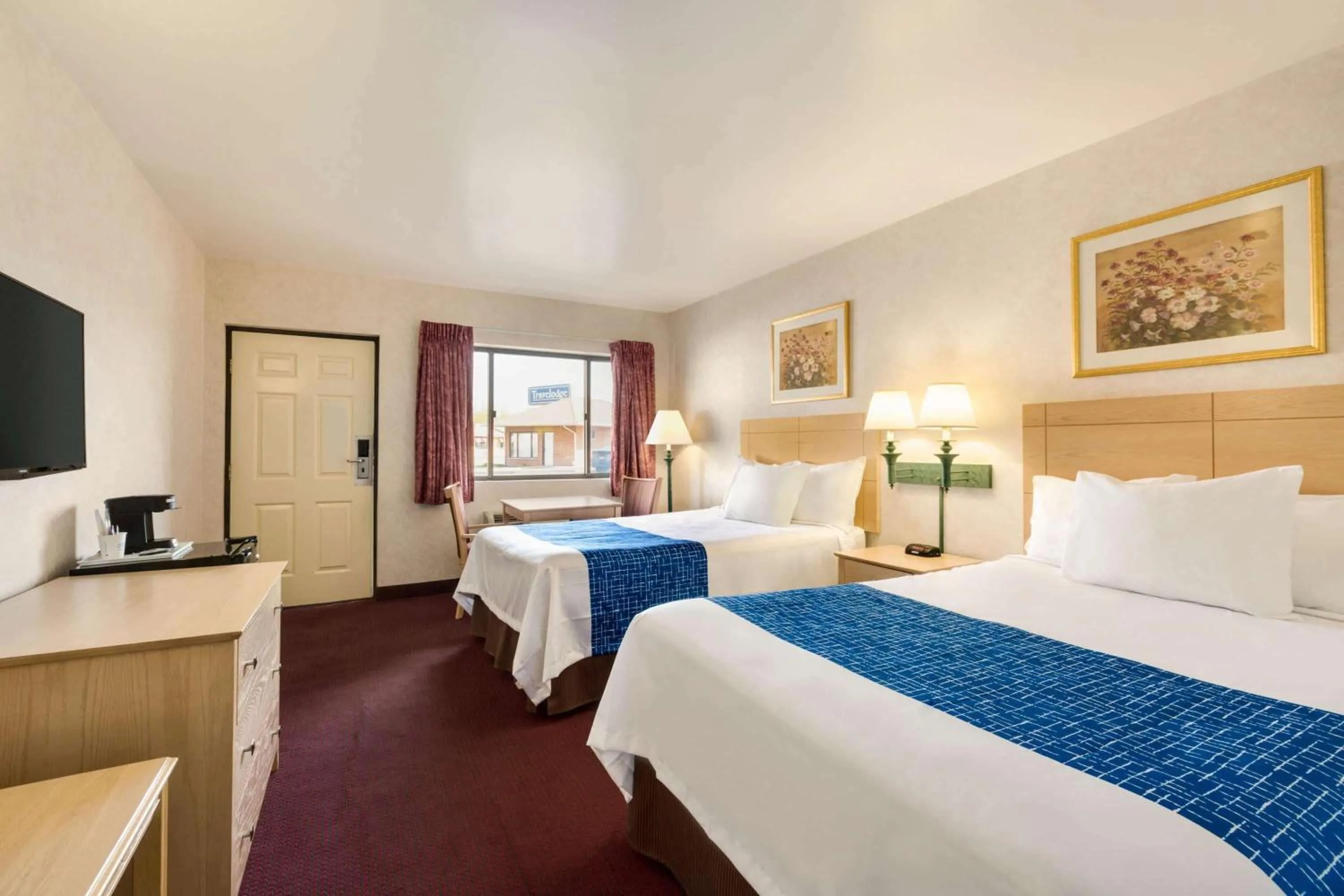 Photo of the whole room, Bed in Travelodge by Wyndham Niagara Falls - New York