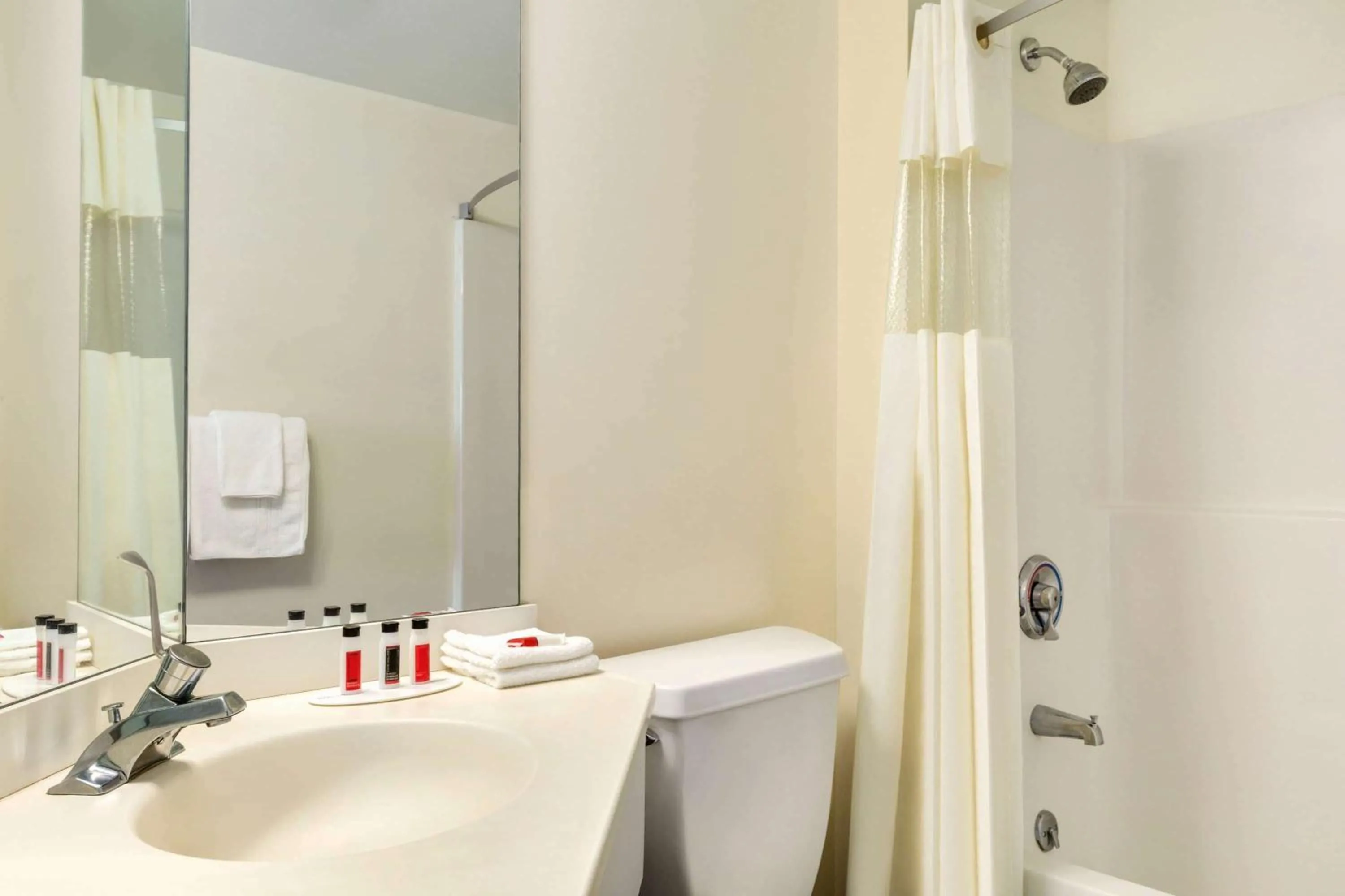 Bathroom in Travelodge by Wyndham Niagara Falls - New York