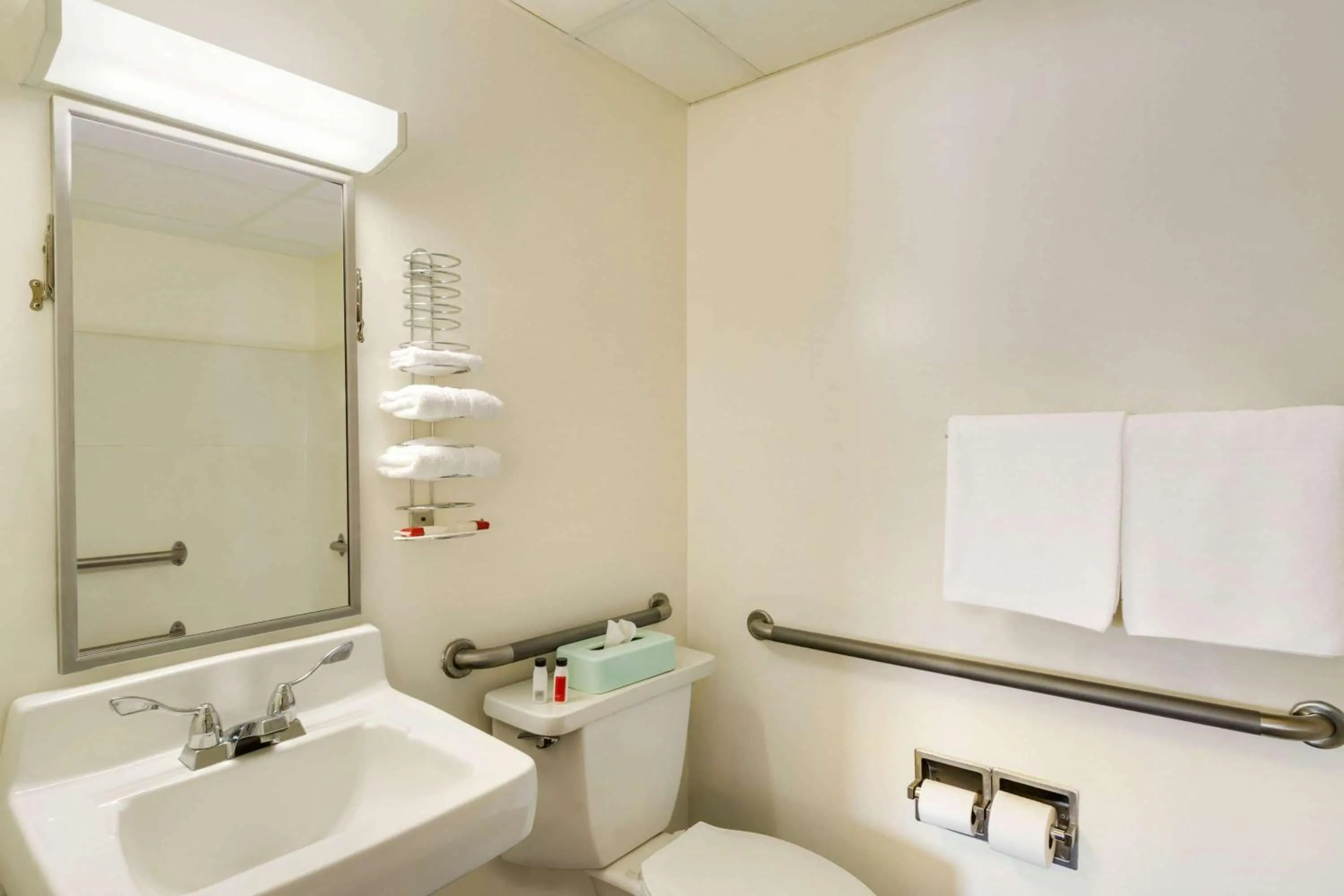 Bathroom in Travelodge by Wyndham Niagara Falls - New York