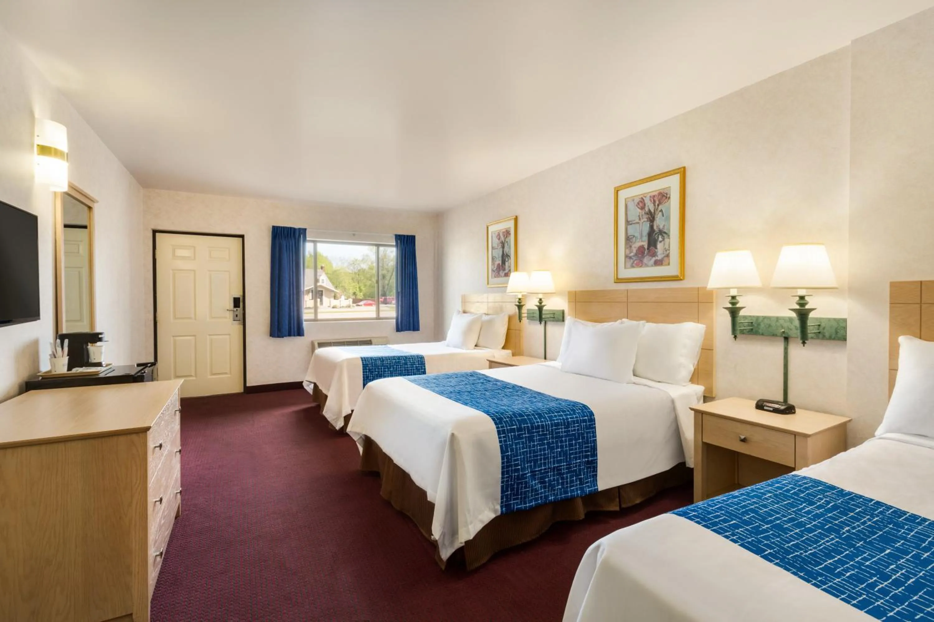 Photo of the whole room, Bed in Travelodge by Wyndham Niagara Falls - New York