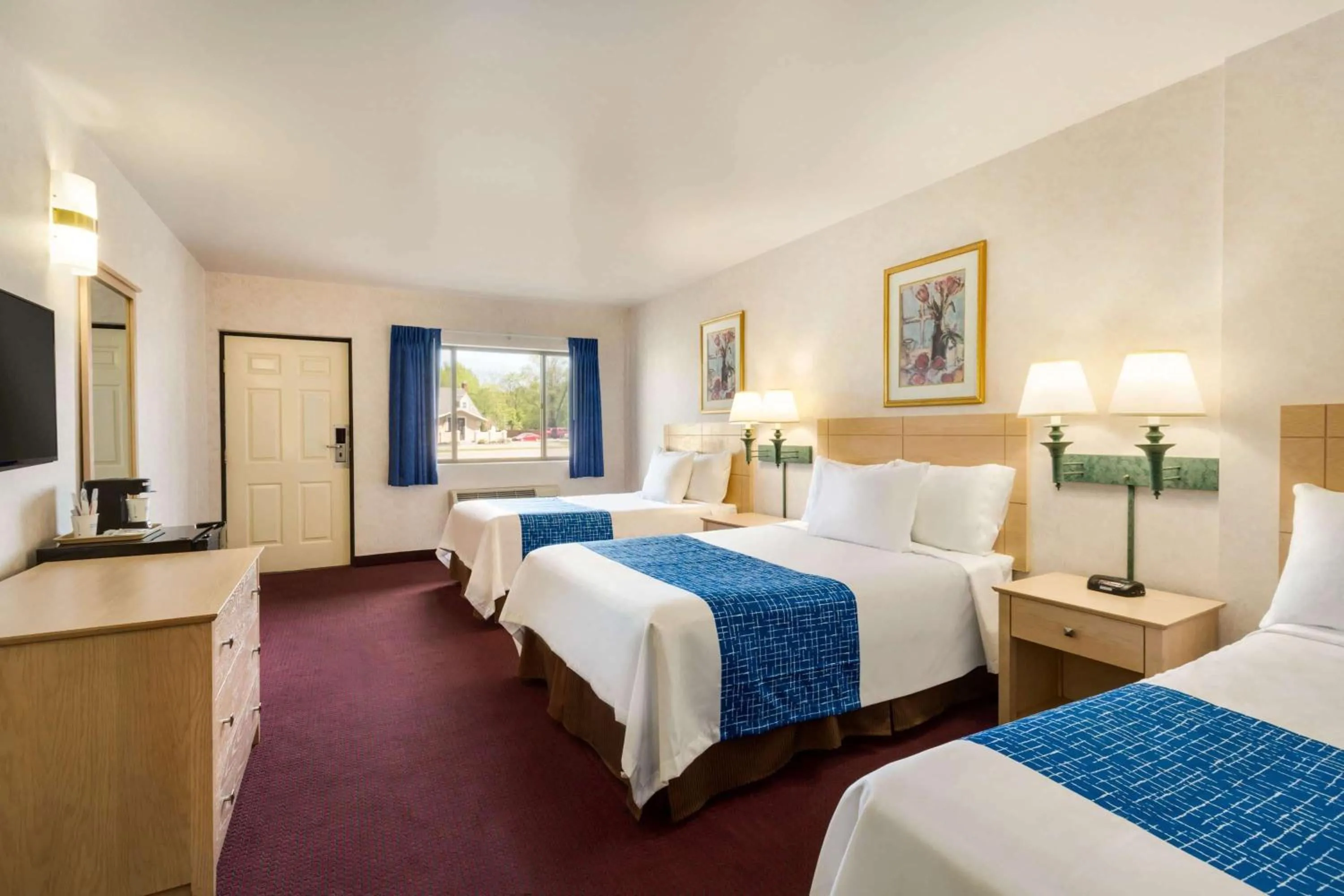 Photo of the whole room, Bed in Travelodge by Wyndham Niagara Falls - New York