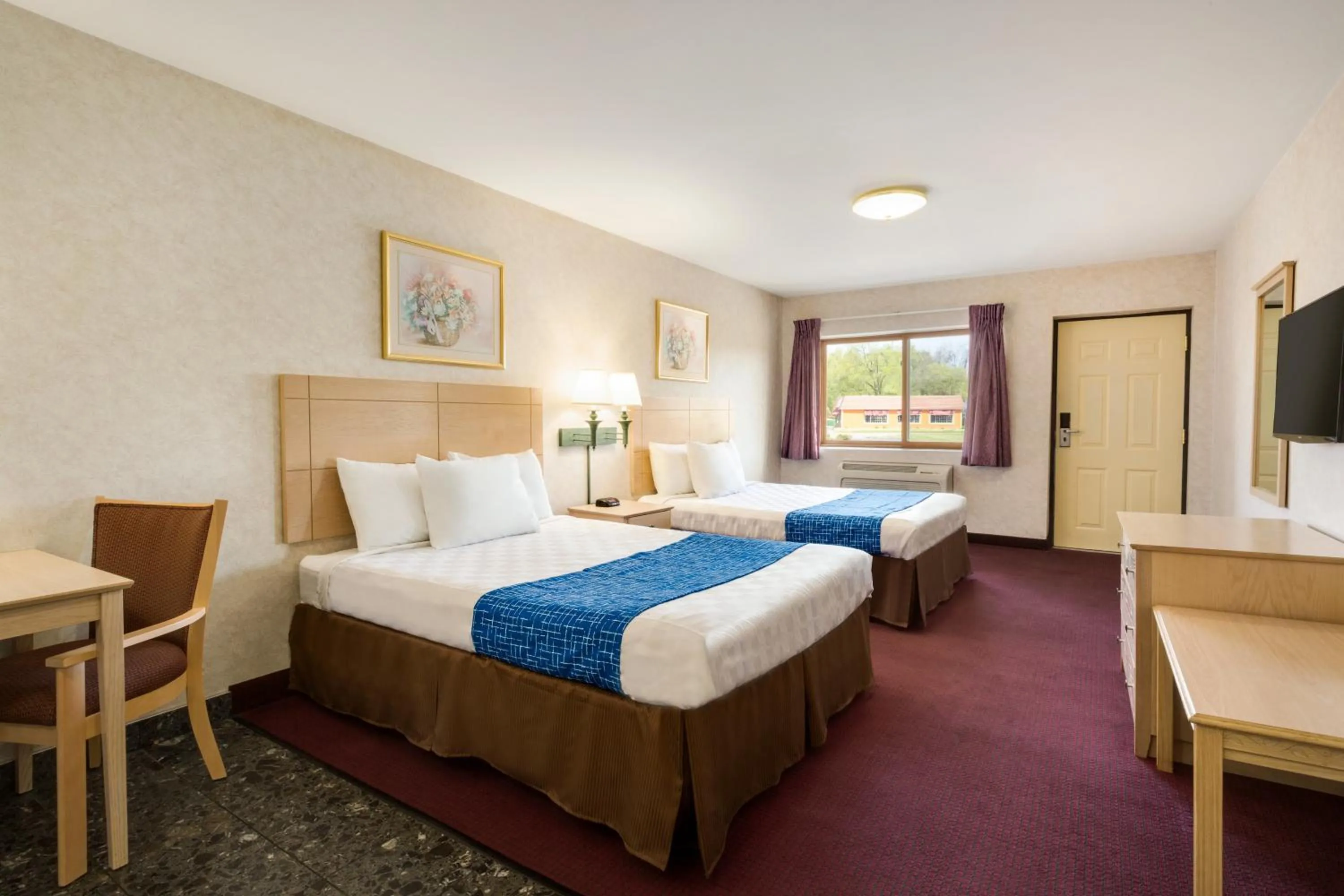 Photo of the whole room, Bed in Travelodge by Wyndham Niagara Falls - New York