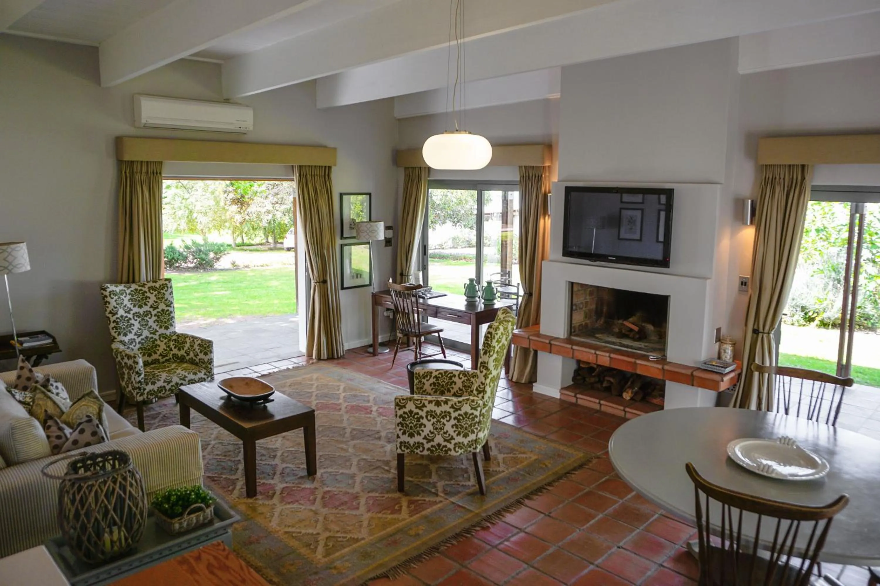 TV and multimedia in Klein Welmoed Luxury Guest House