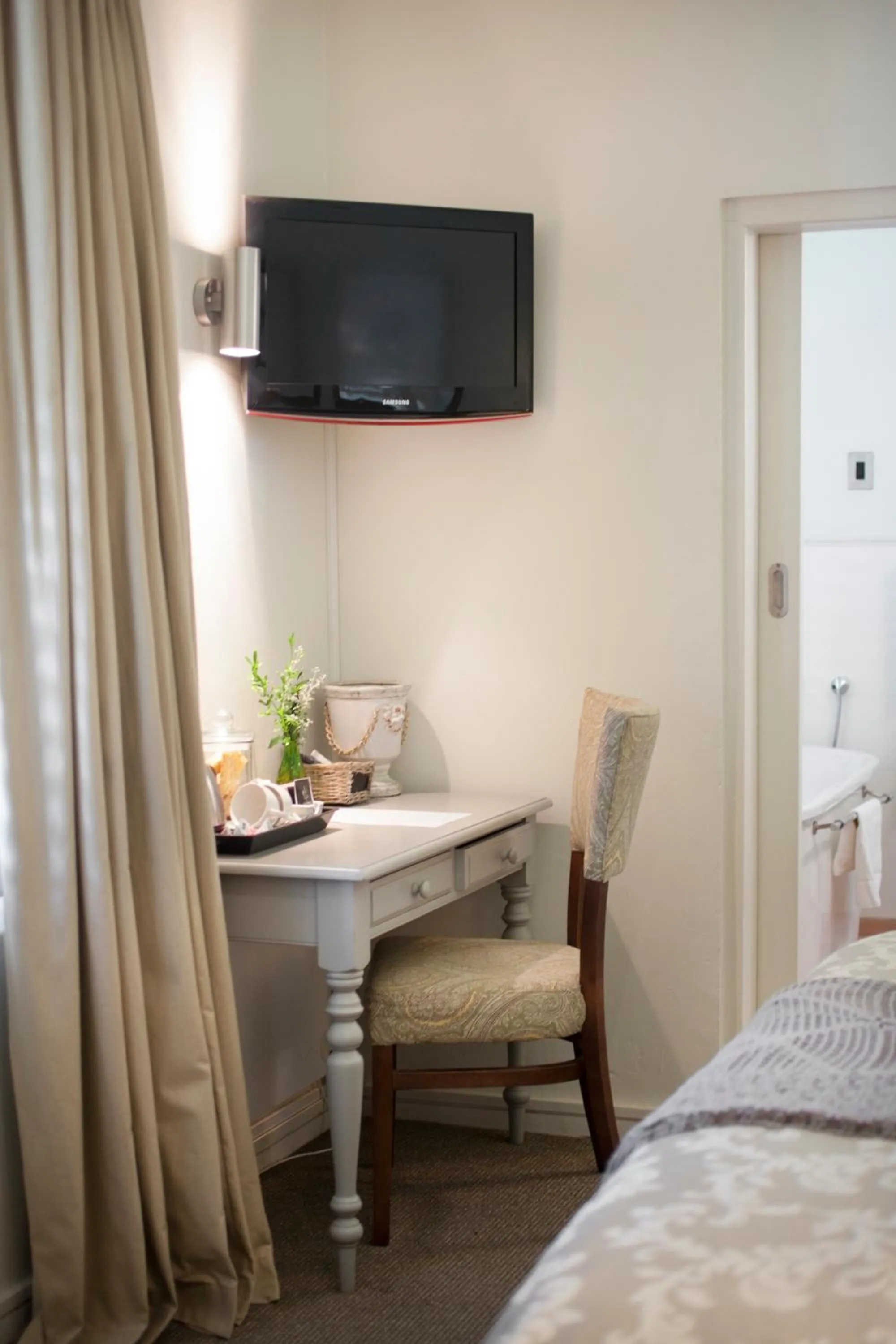 TV and multimedia, Bed in Klein Welmoed Luxury Guest House