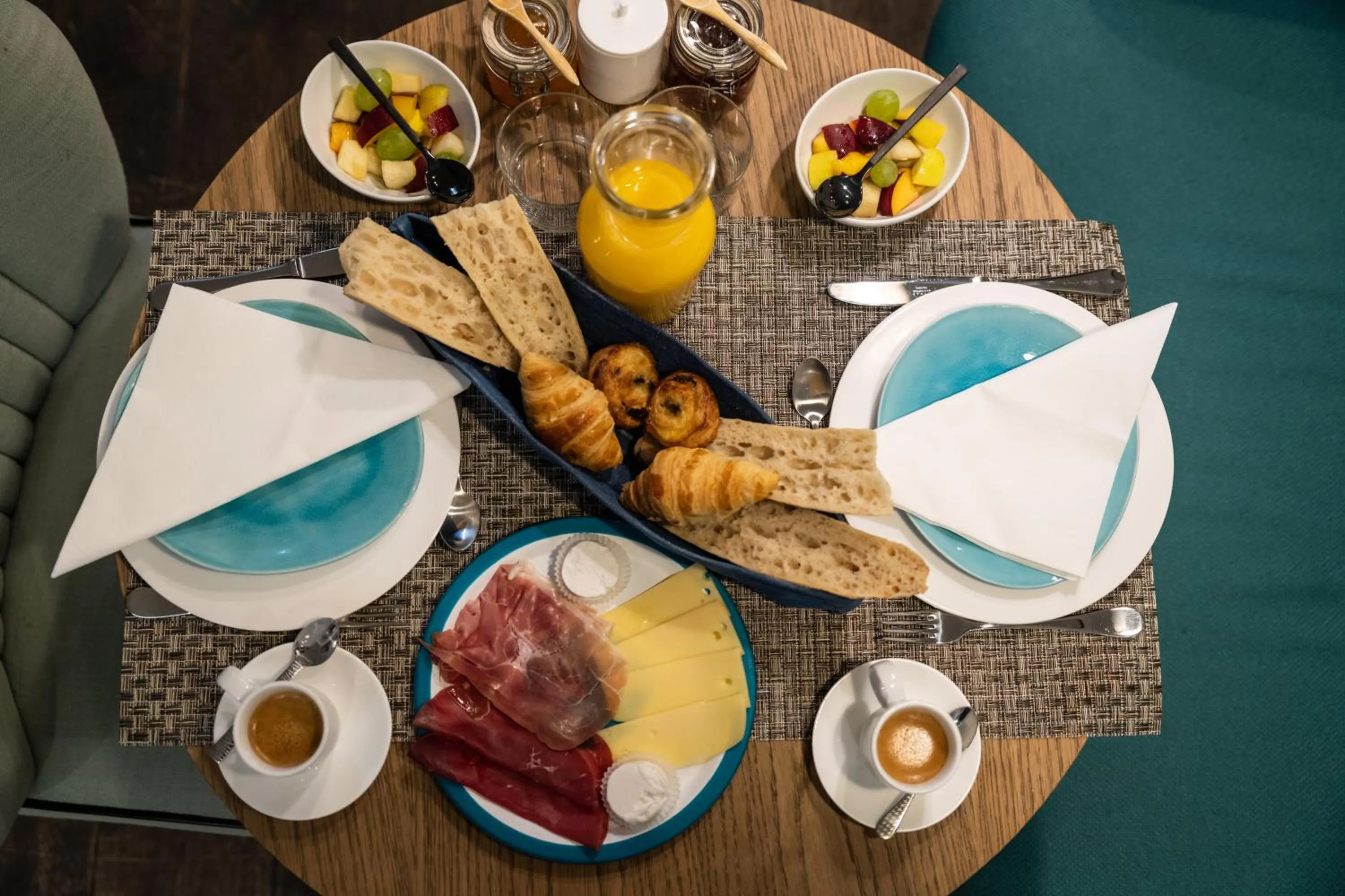 Continental breakfast in 1er Etage Marais