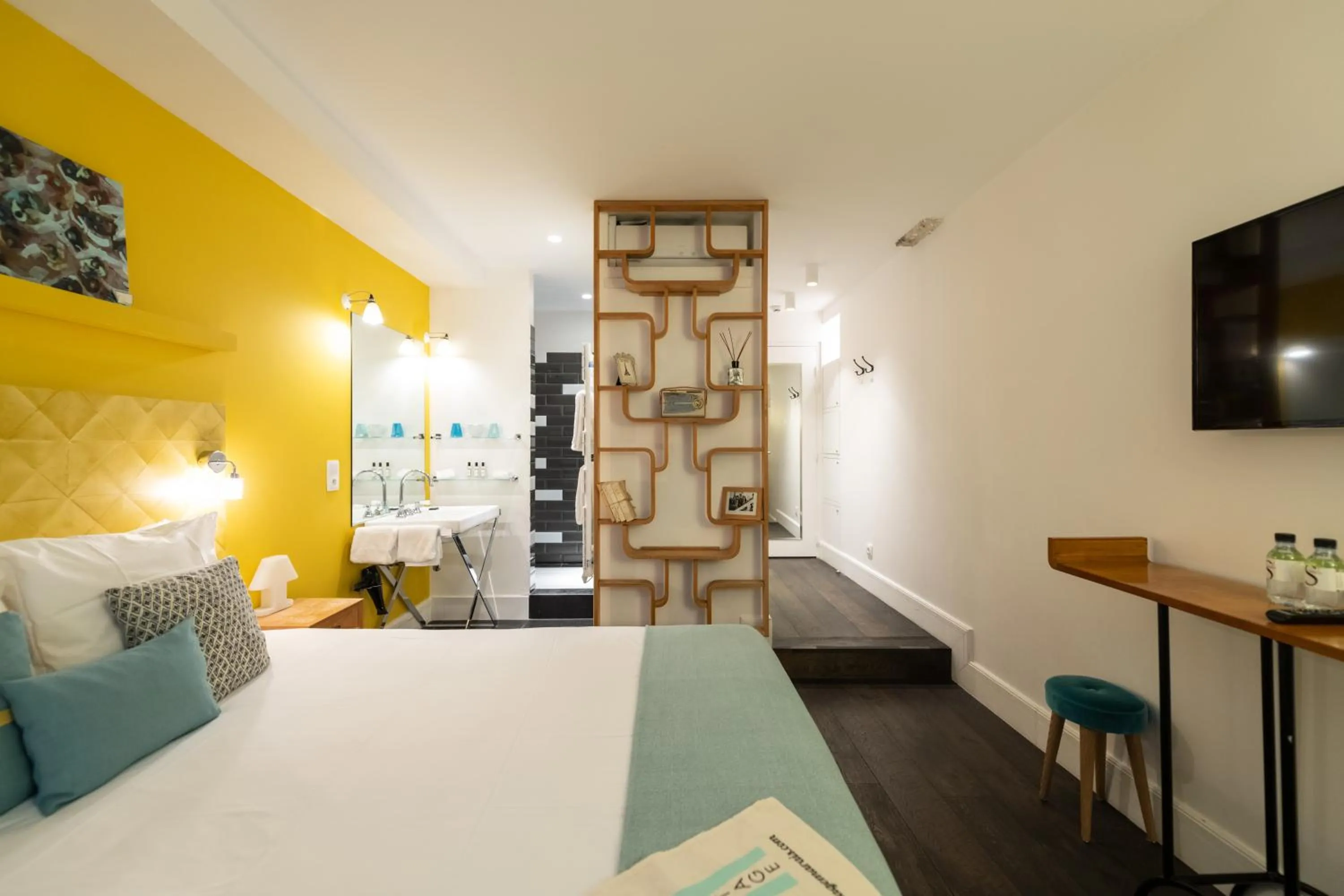 Photo of the whole room, Bed in 1er Etage Marais