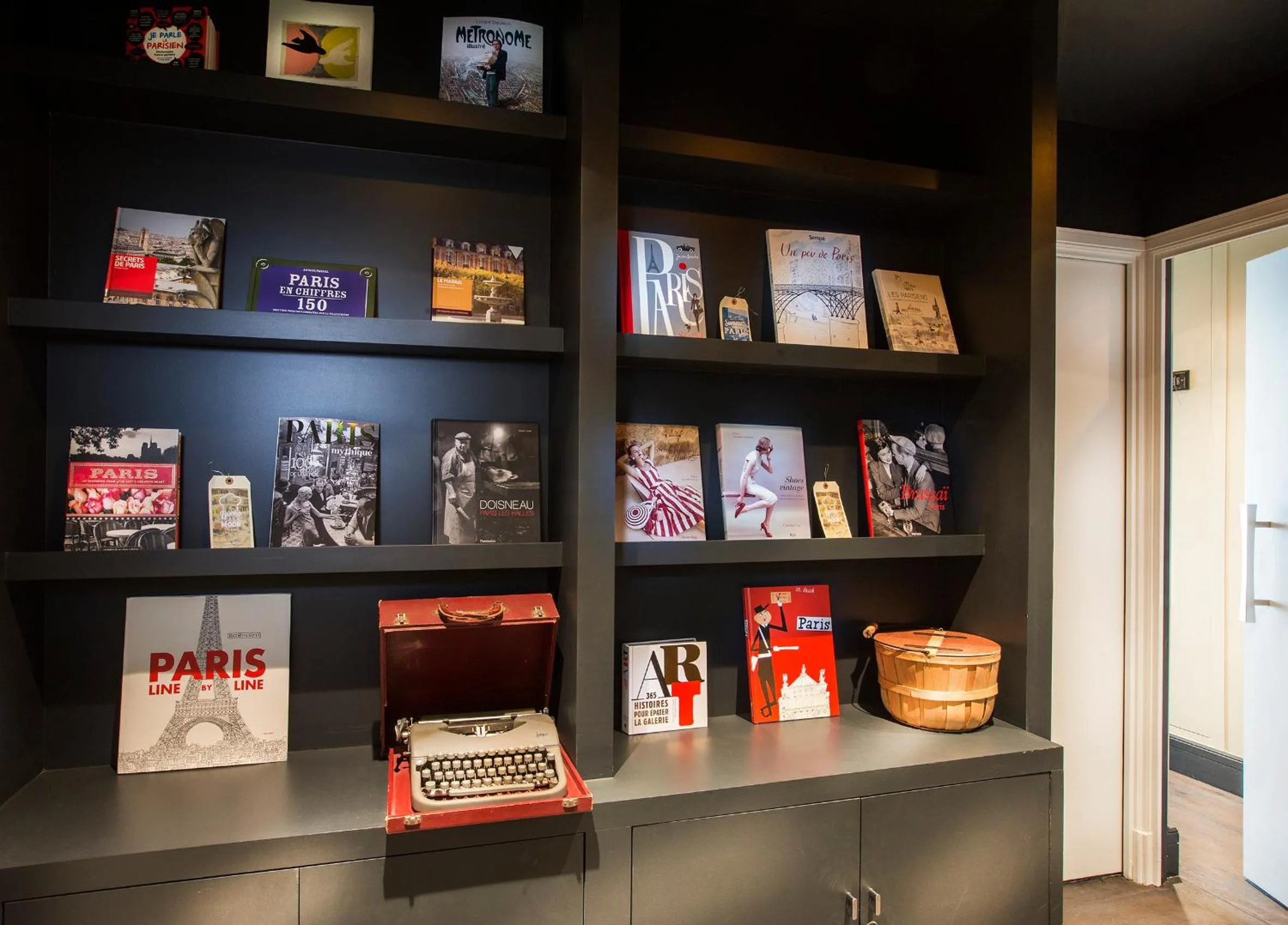 Decorative detail in 1er Etage Marais