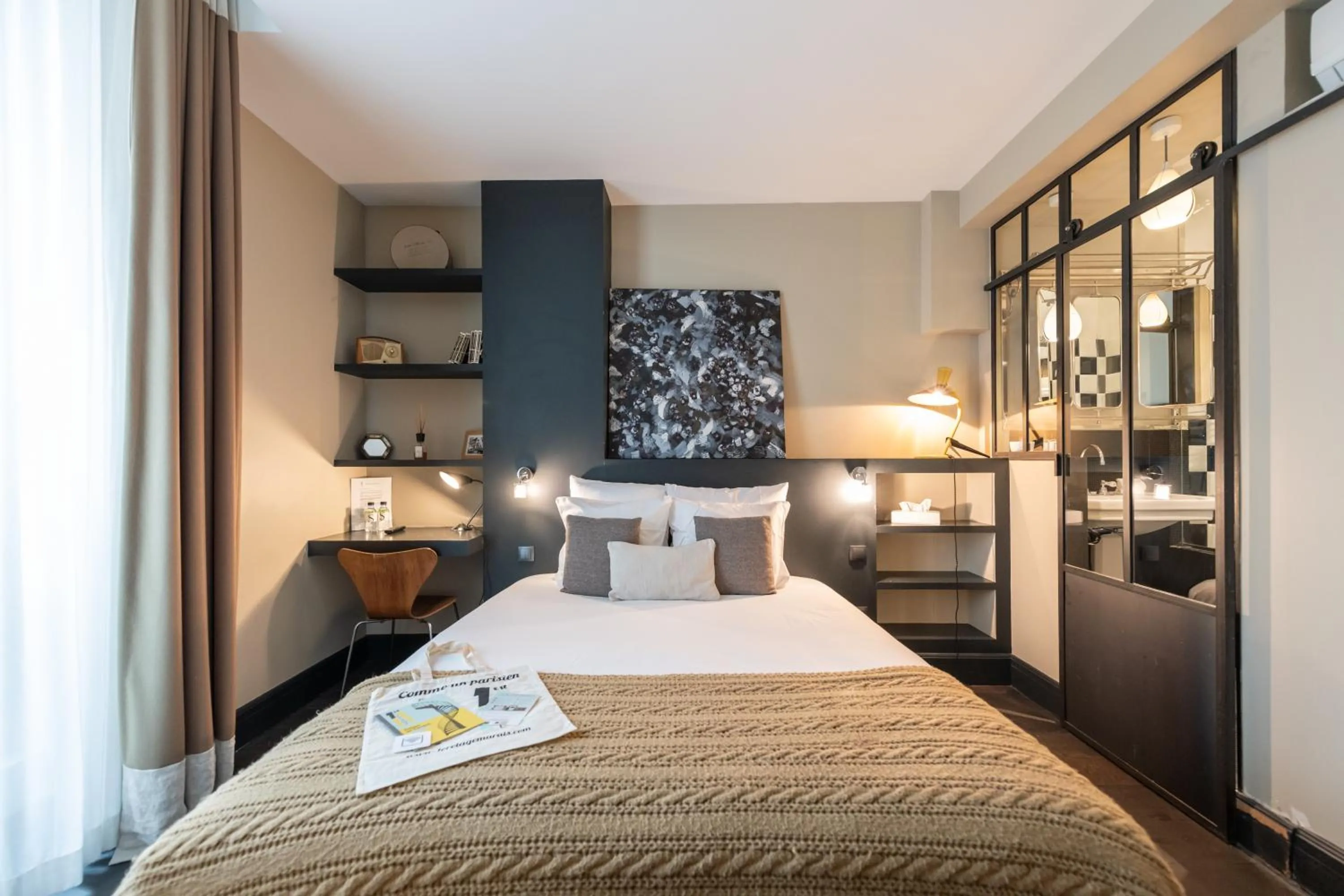 Photo of the whole room, Bed in 1er Etage Marais