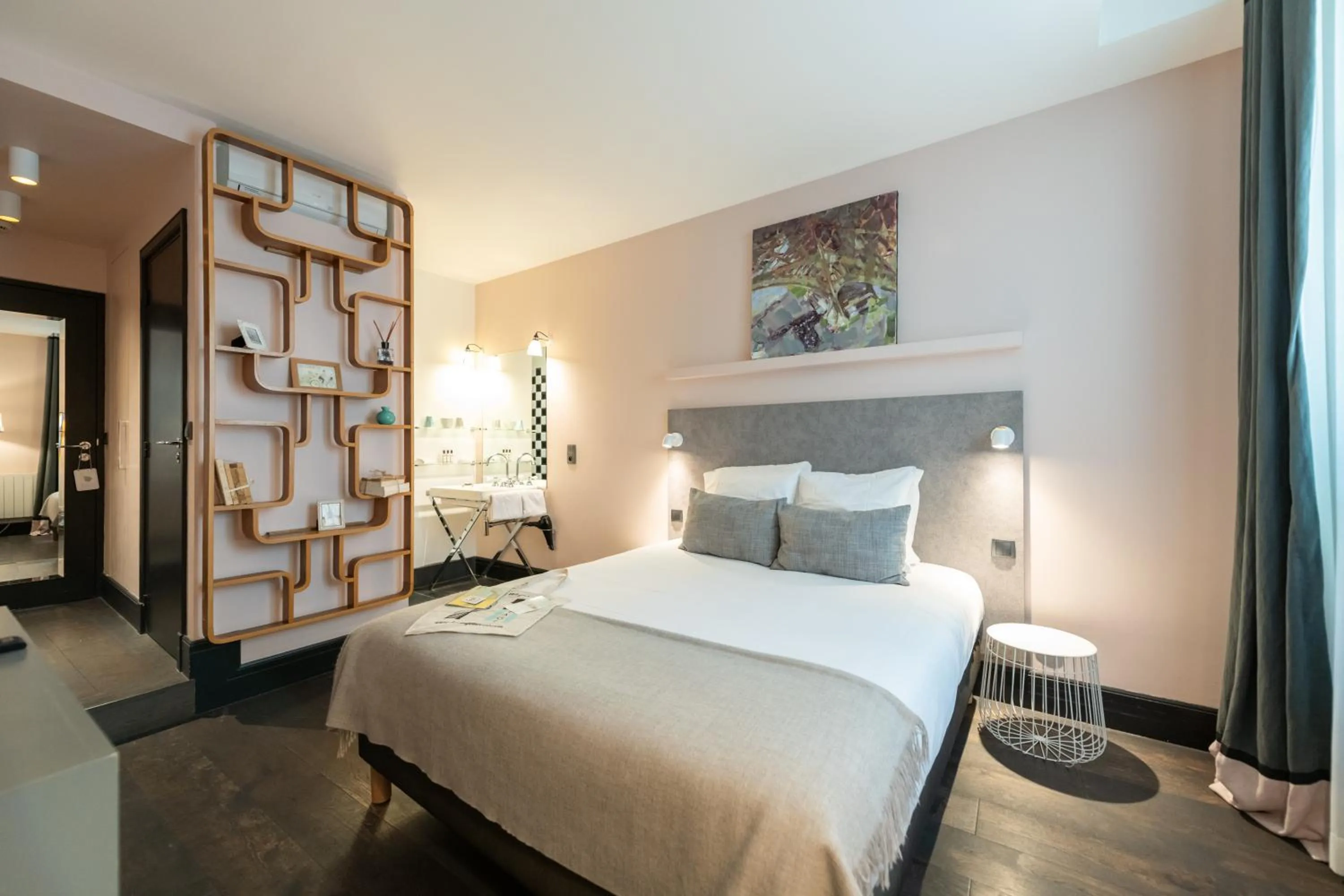 Photo of the whole room, Bed in 1er Etage Marais