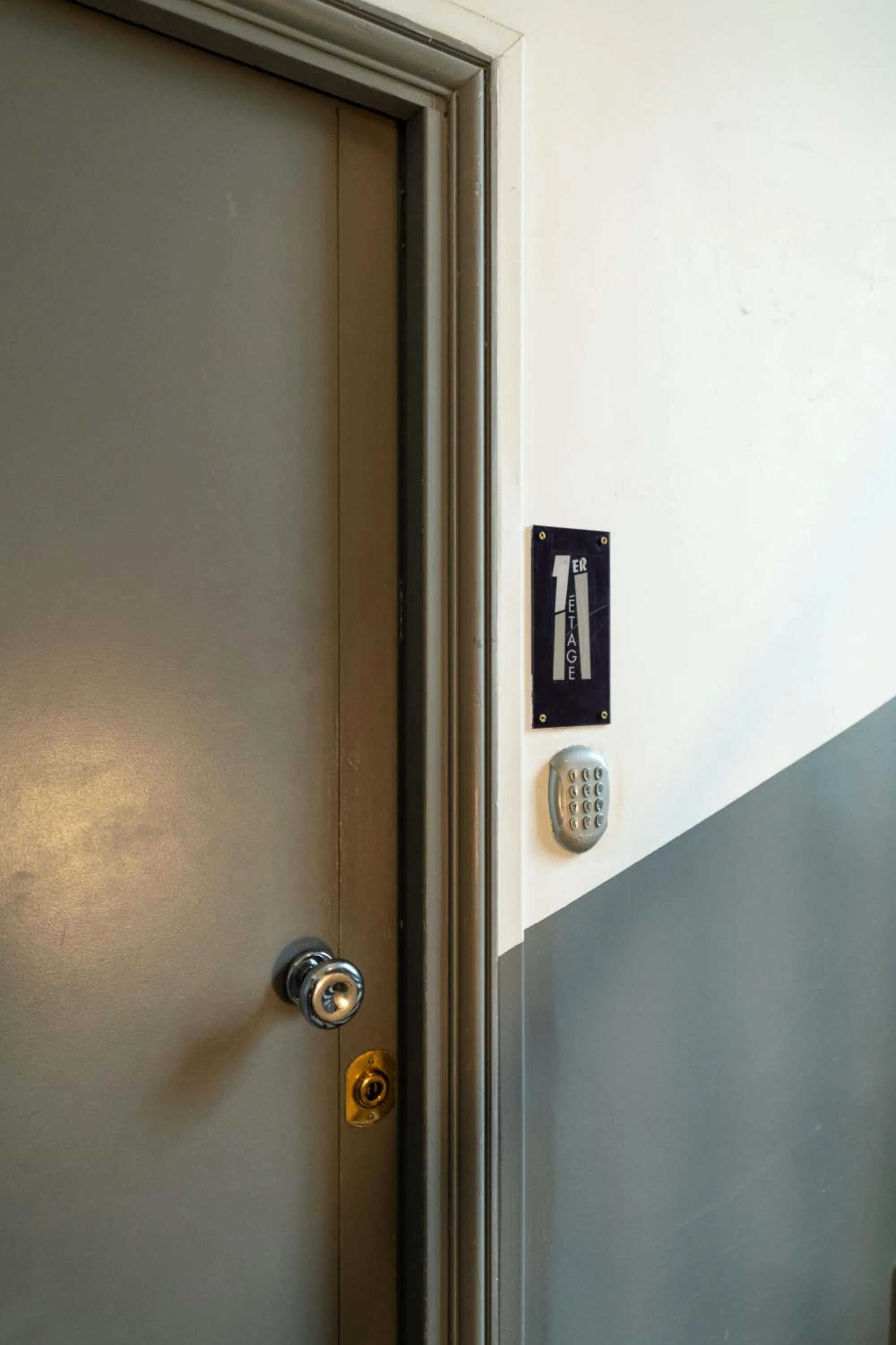 Facade/entrance in 1er Etage Marais