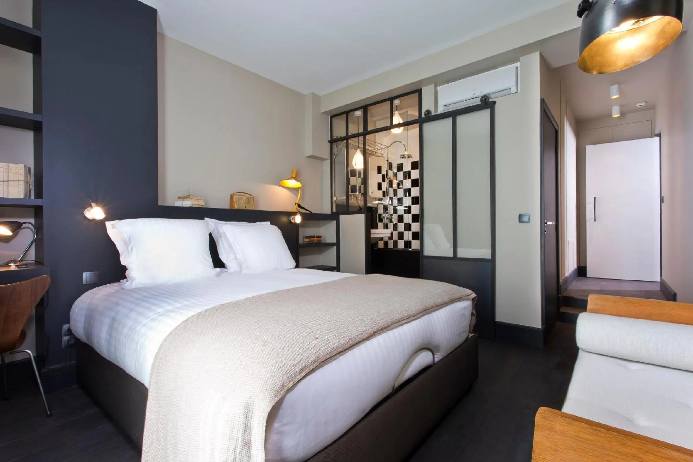 Photo of the whole room, Bed in 1er Etage Marais