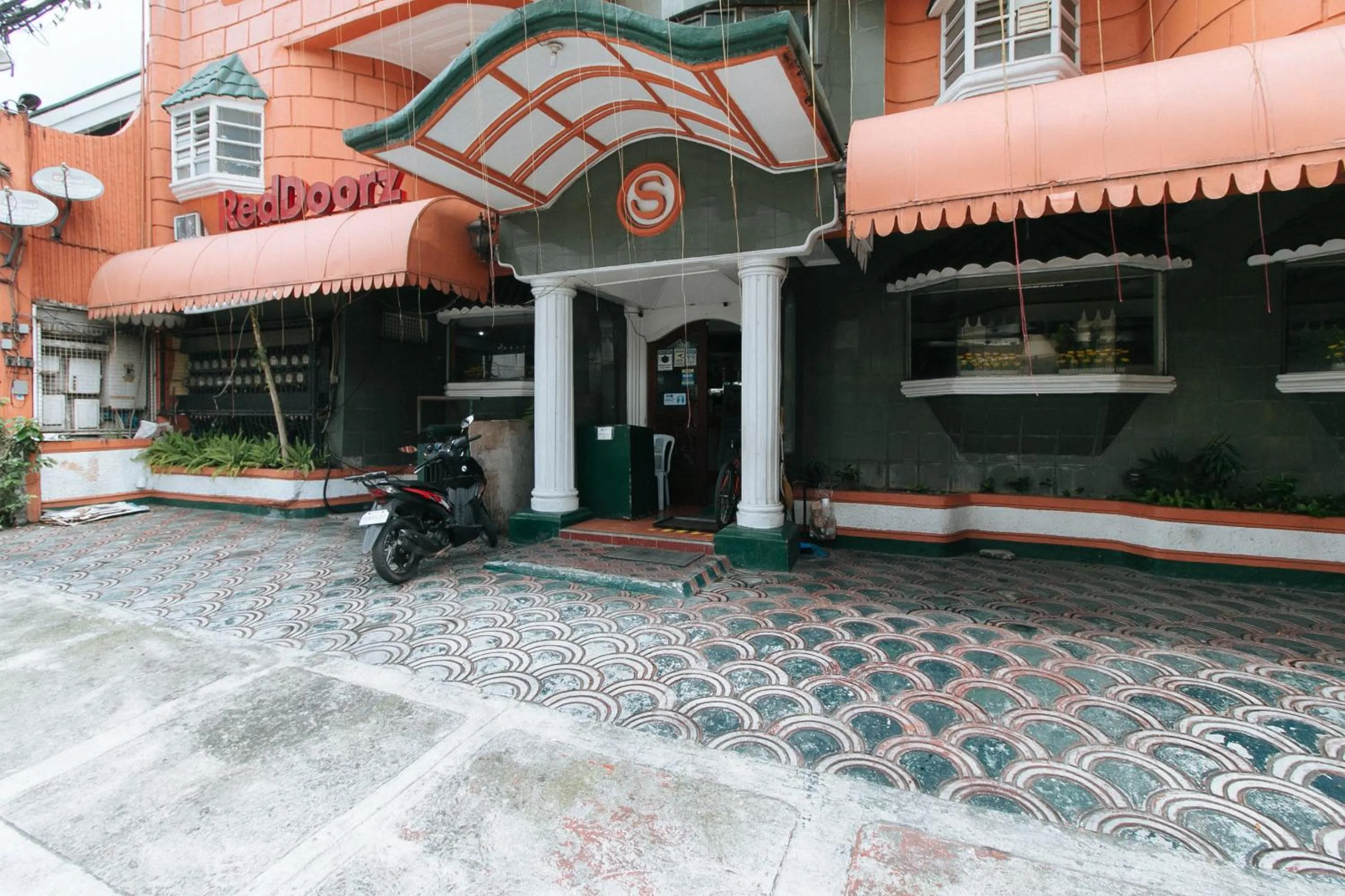 Facade/entrance in RedDoorz near East Avenue Medical Center
