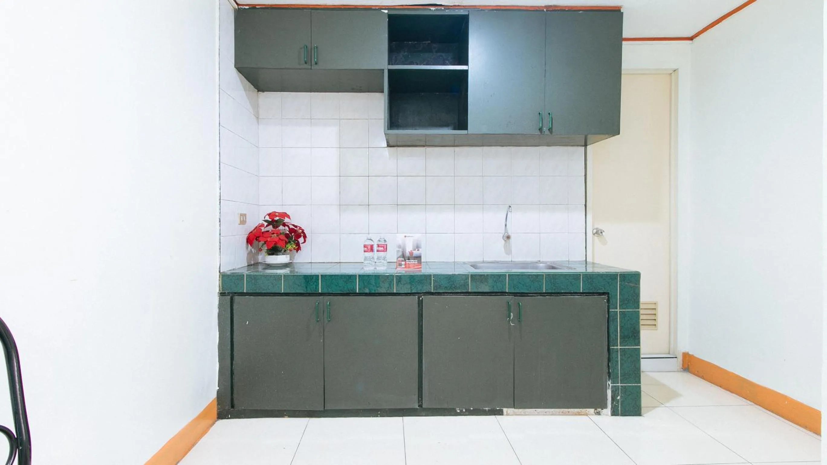 Kitchen or kitchenette in RedDoorz near East Avenue Medical Center