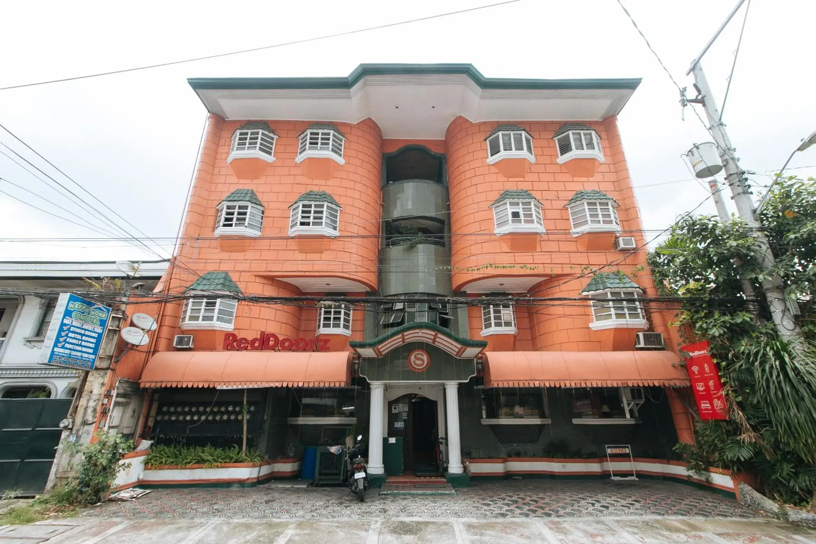 Property building in RedDoorz near East Avenue Medical Center Property building in RedDoorz near East Avenue Medical Center
