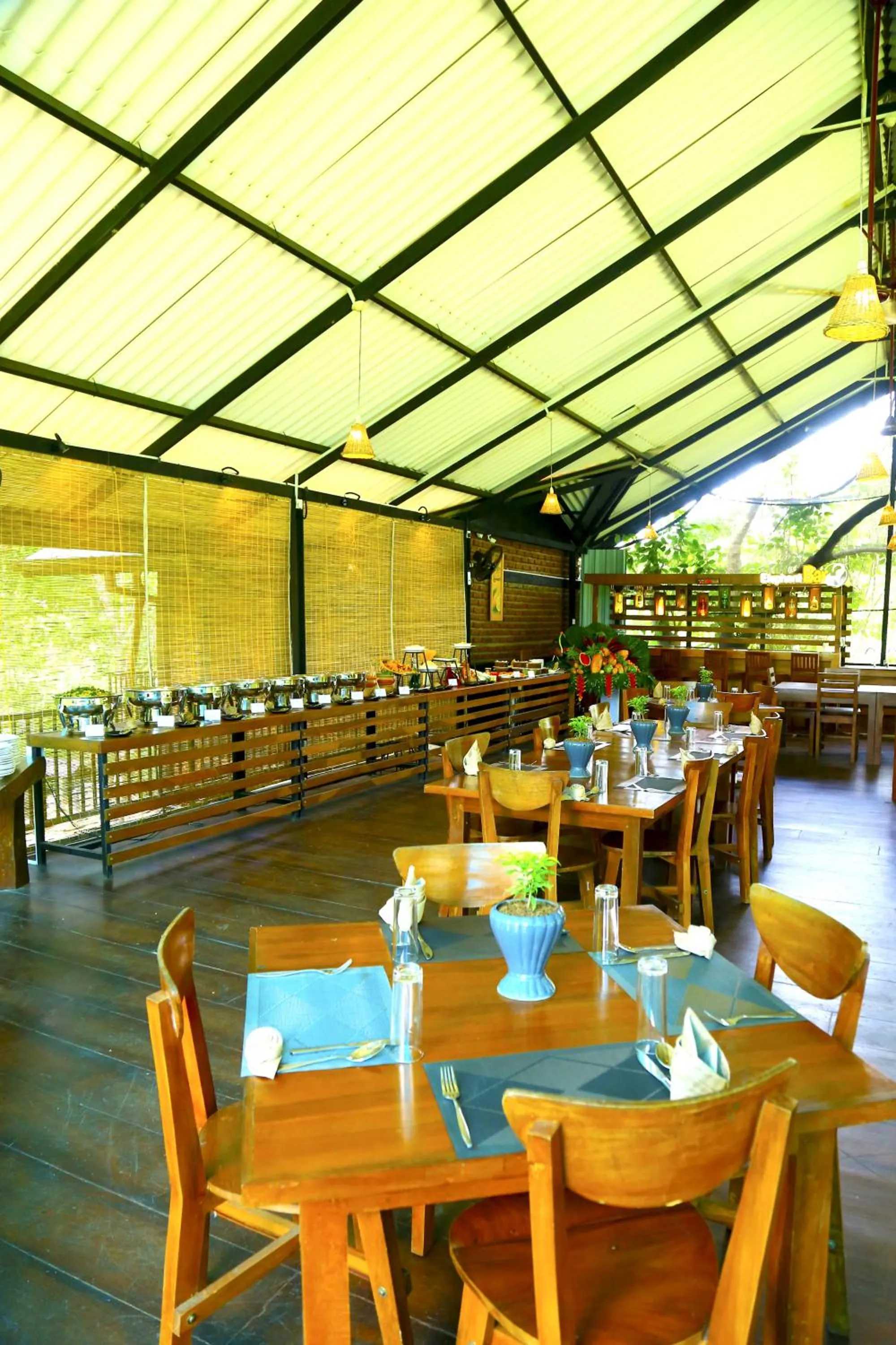 Restaurant/places to eat in Doola River Edge