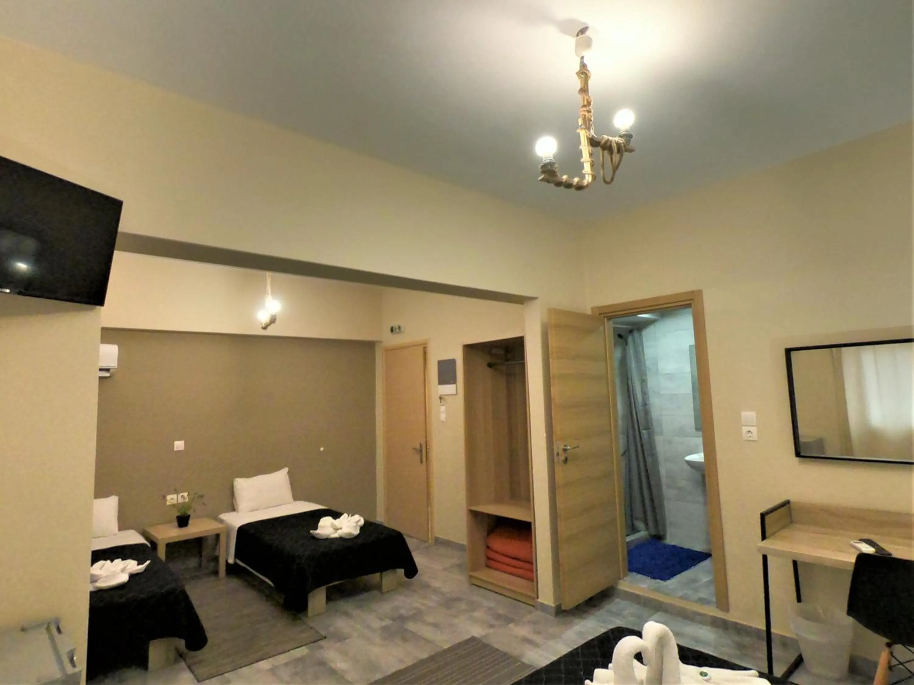 Photo of the whole room, Bed in Achillion Hotel Piraeus