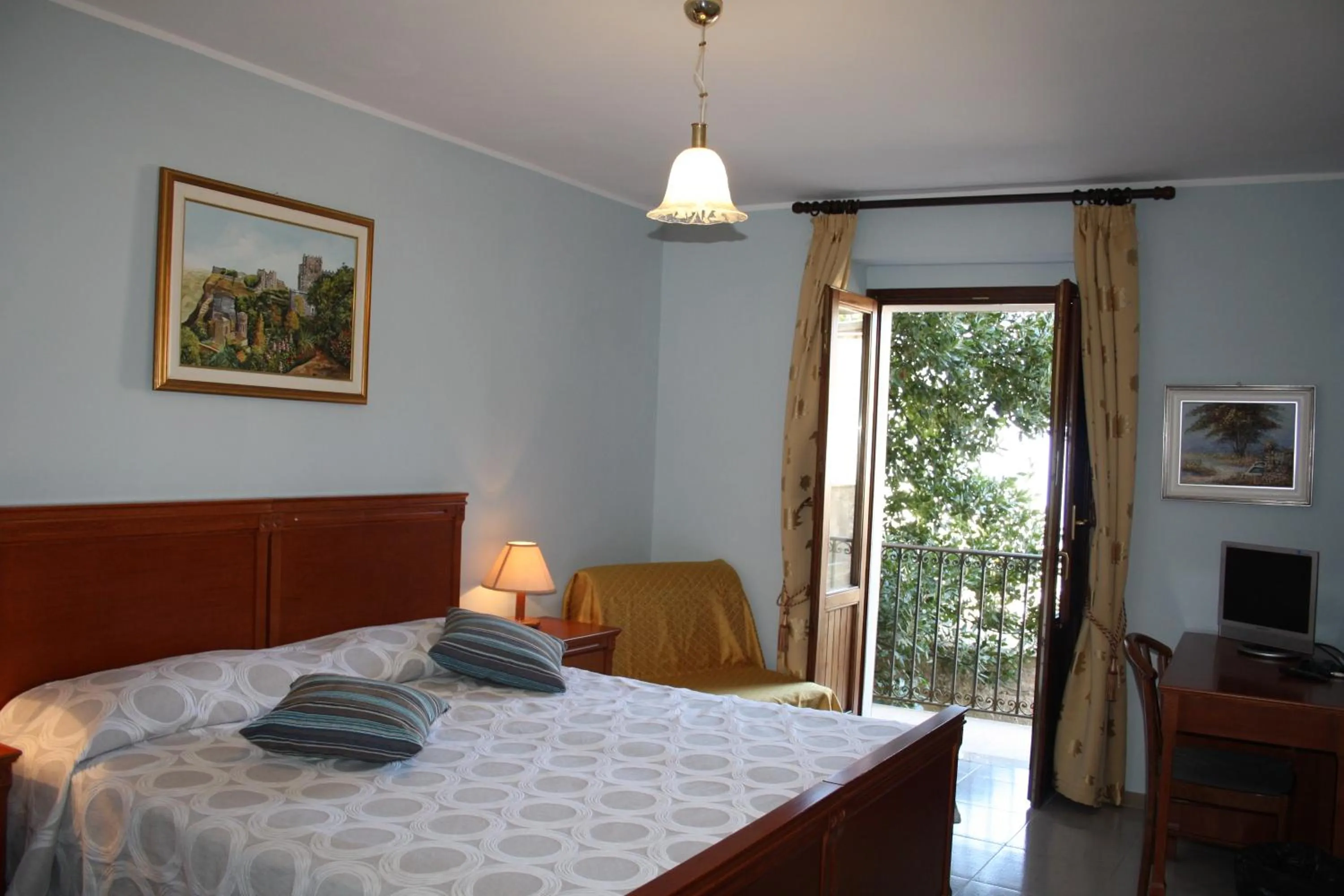 Bedroom, Bed in Hotel Edelweiss