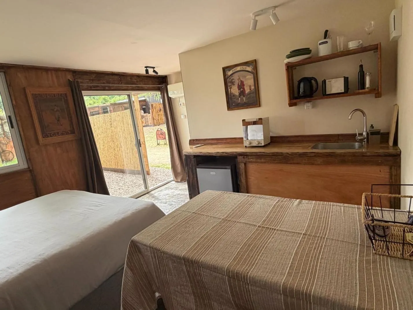 Kitchen or kitchenette, Bed in Cabañas en el Bosque a 5 minutos del mar - Estancia CH