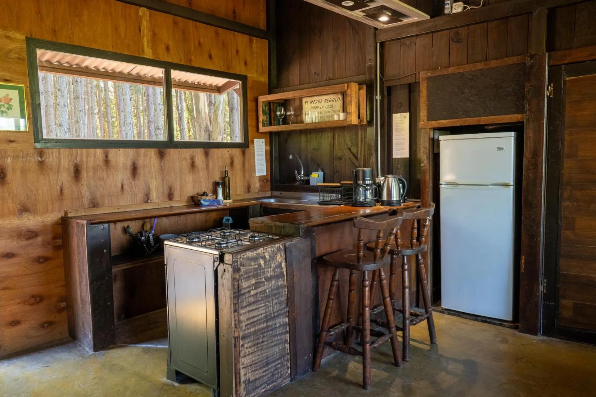 Kitchen or kitchenette in Cabañas en el Bosque a 5 minutos del mar - Estancia CH