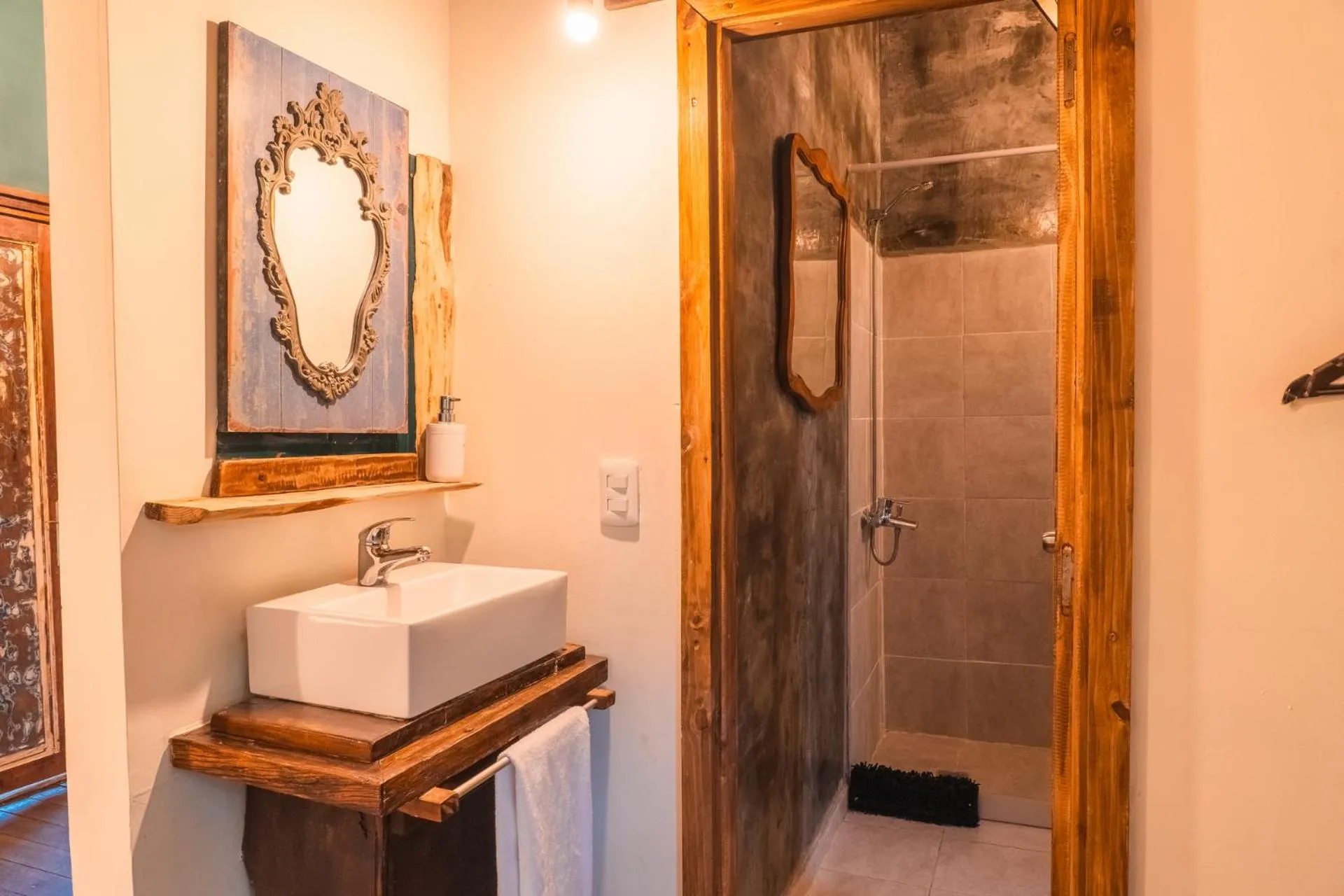 Bathroom in Cabañas en el Bosque a 5 minutos del mar - Estancia CH