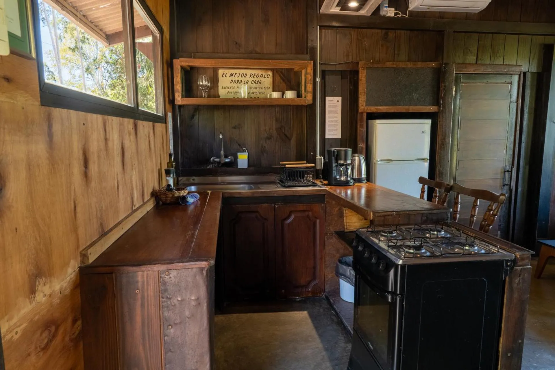 Kitchen or kitchenette in Cabañas en el Bosque a 5 minutos del mar - Estancia CH