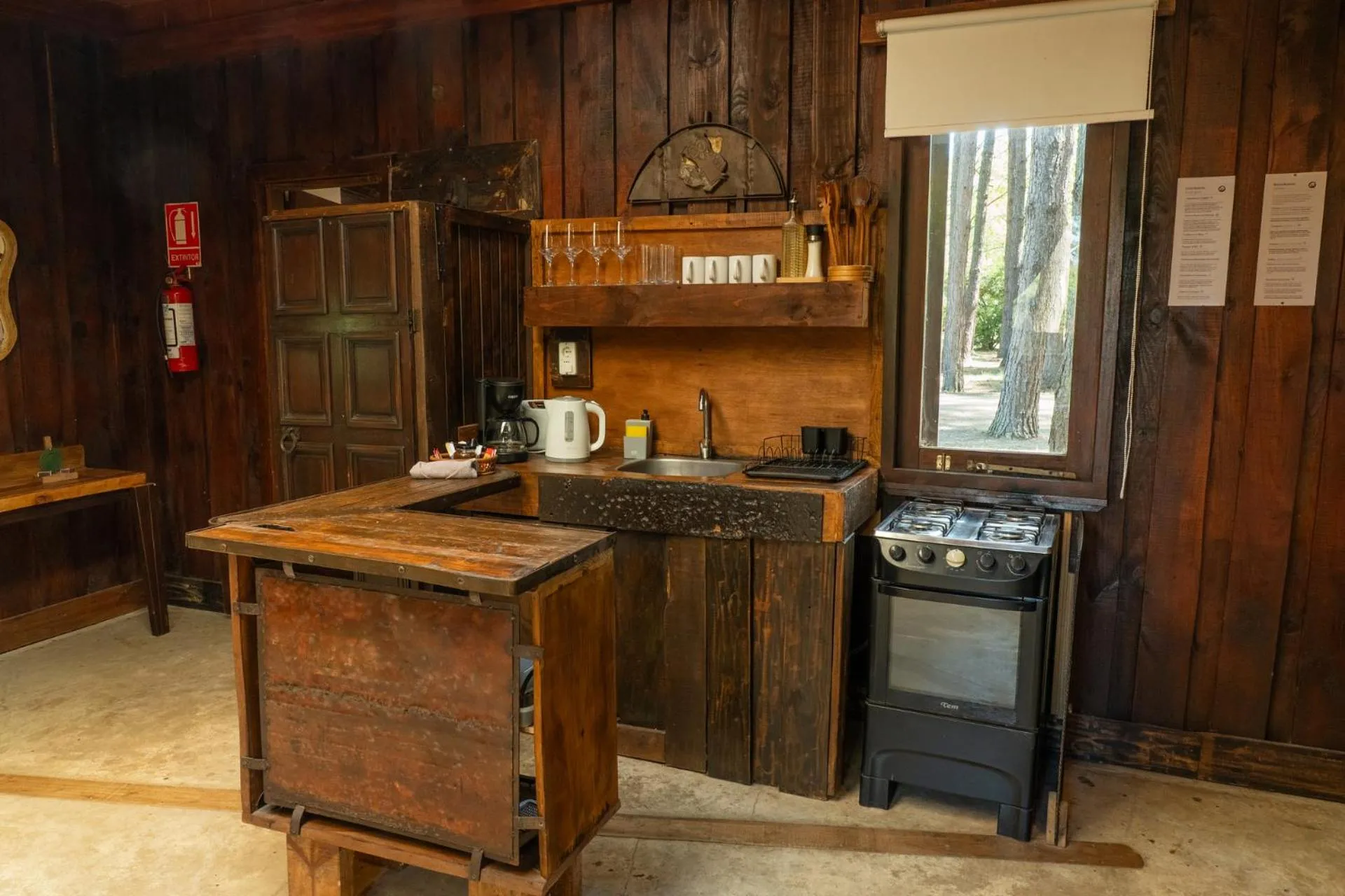 Kitchen or kitchenette in Cabañas en el Bosque a 5 minutos del mar - Estancia CH