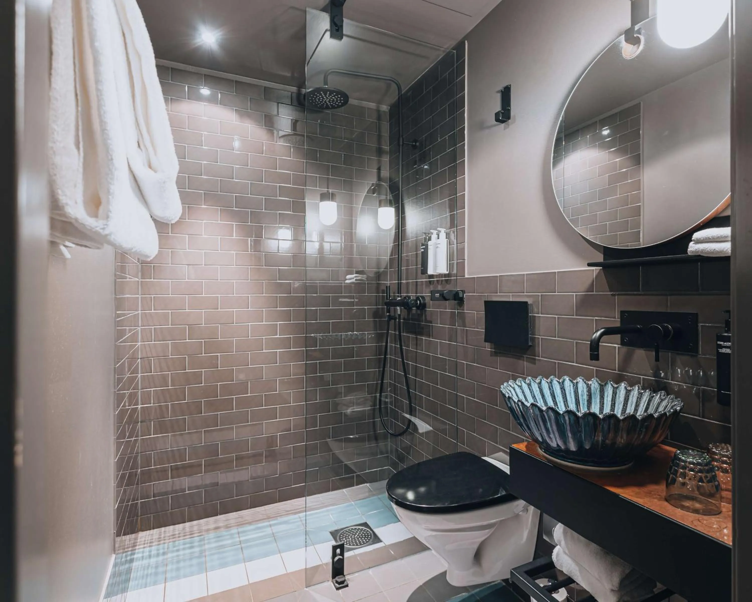 Bathroom in Story Hotel Signalfabriken, part of JdV by Hyatt