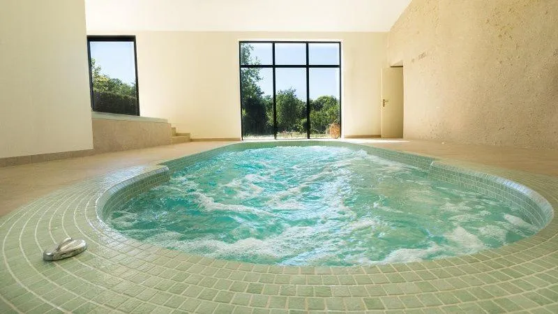 Hot Tub in Hotel Haras De La Potardiere